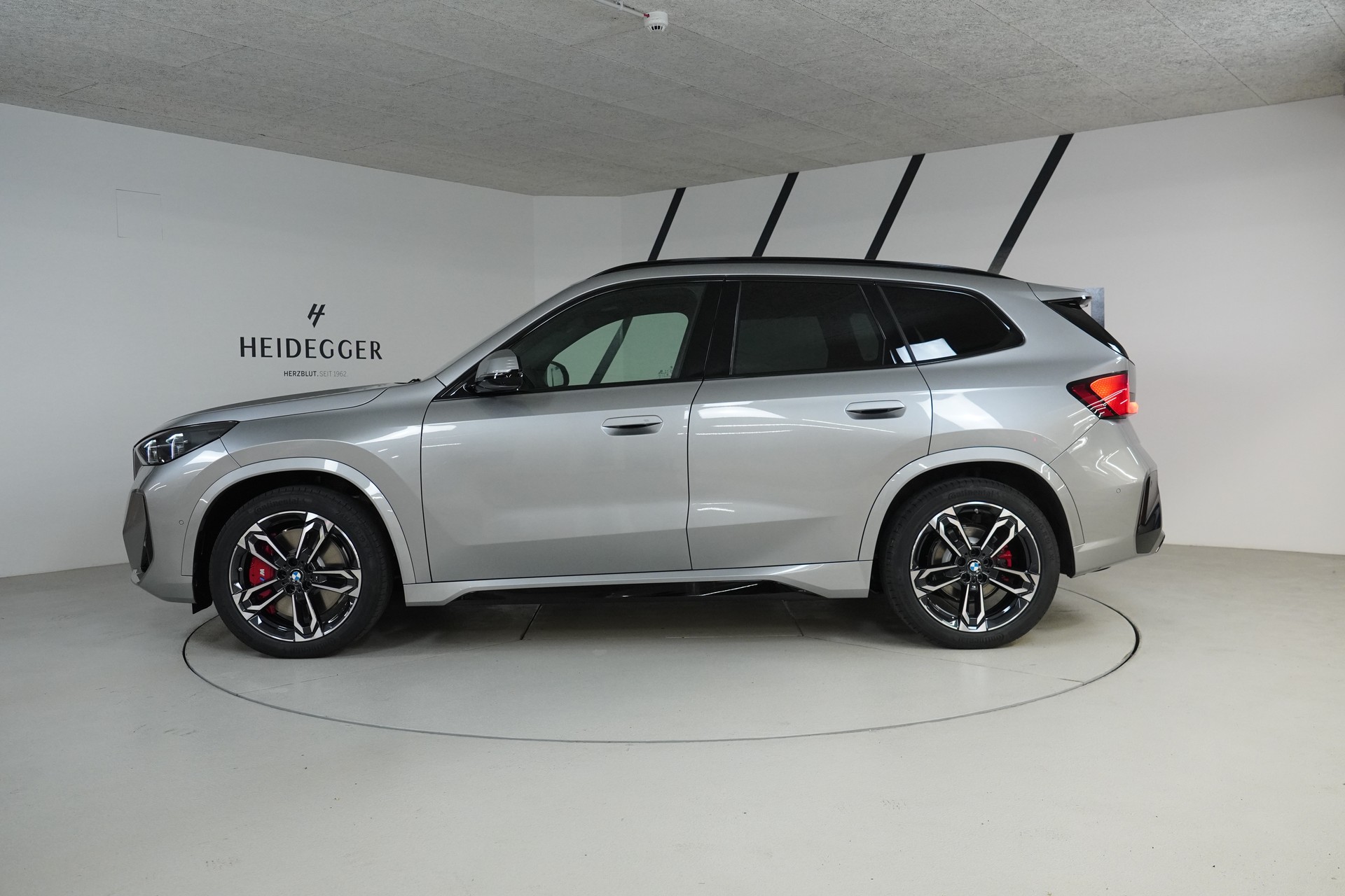 BMW iX1 xDrive 30 M Sport Pro-showroom-element-3