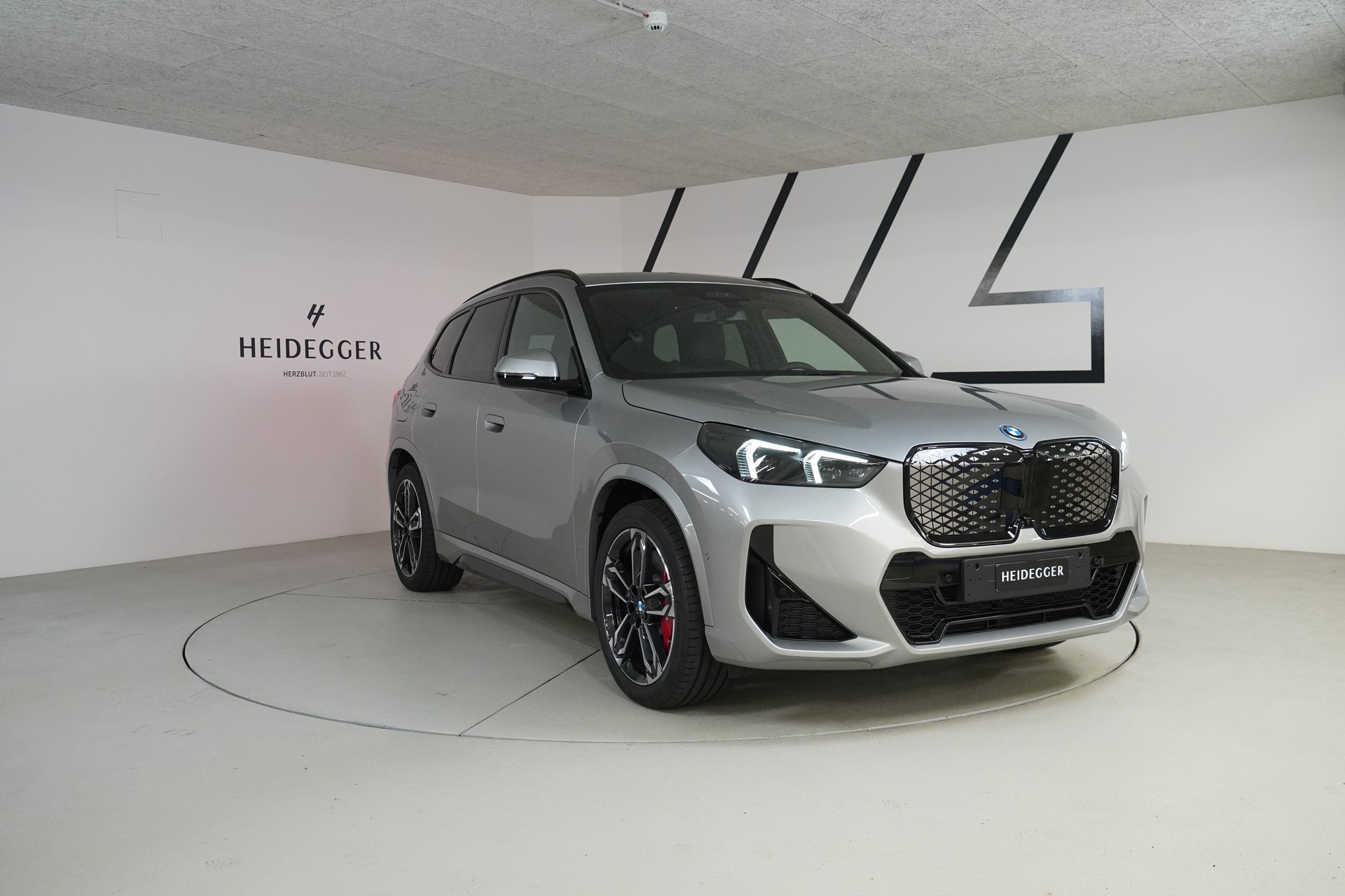 BMW iX1 xDrive 30 M Sport Pro-showroom-element-2