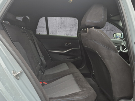 BMW 330i xDrive Tour M Sport-image-10
