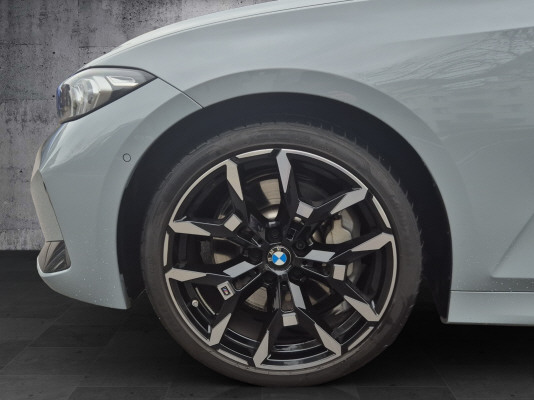 BMW 330i xDrive Tour M Sport-image-12