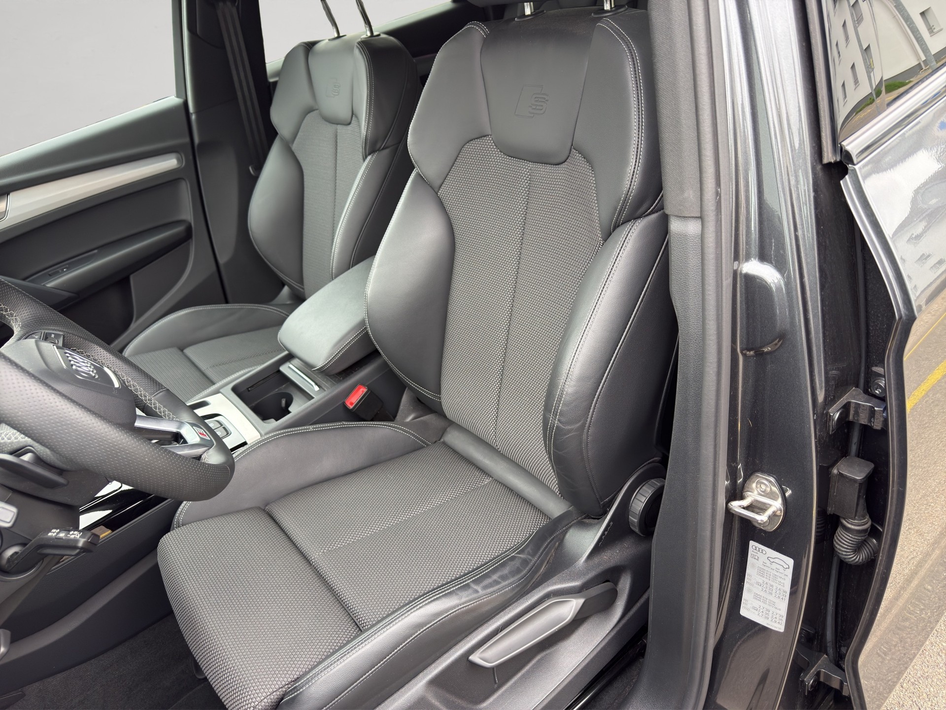 AUDI Q5 50 TFSI e PHEV S line quattro S-tronic-image-12