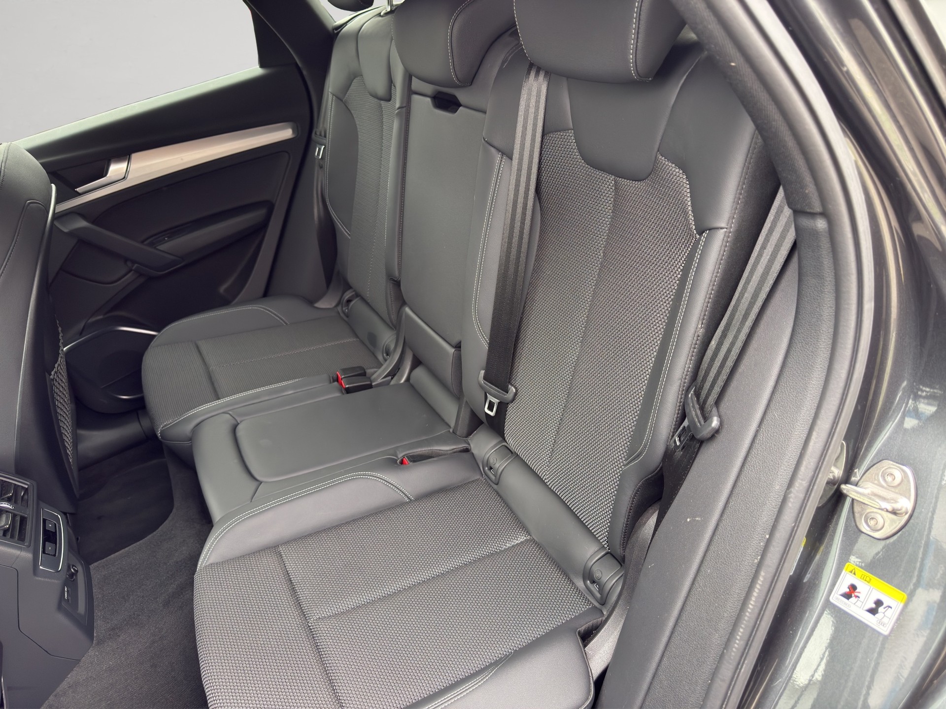 AUDI Q5 50 TFSI e PHEV S line quattro S-tronic-image-11