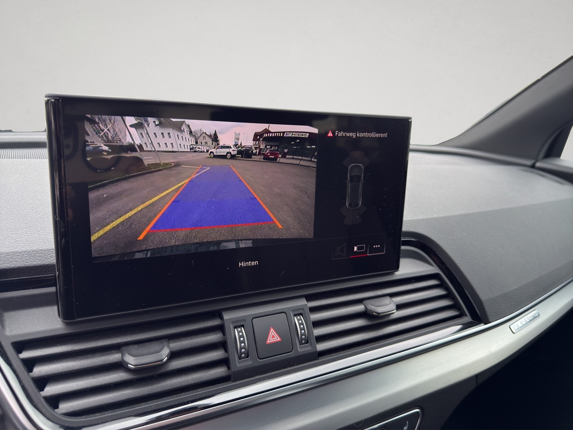 AUDI Q5 50 TFSI e PHEV S line quattro S-tronic-image-17
