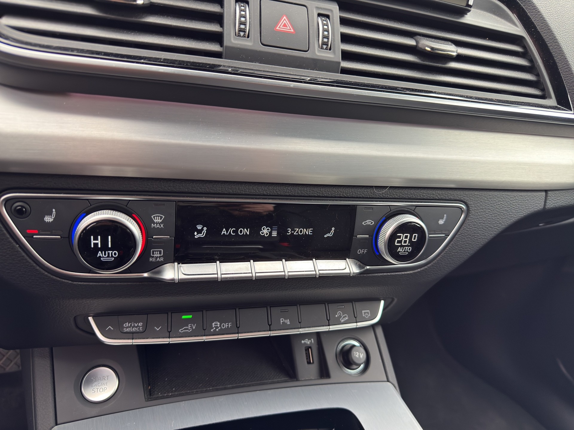 AUDI Q5 50 TFSI e PHEV S line quattro S-tronic-image-9
