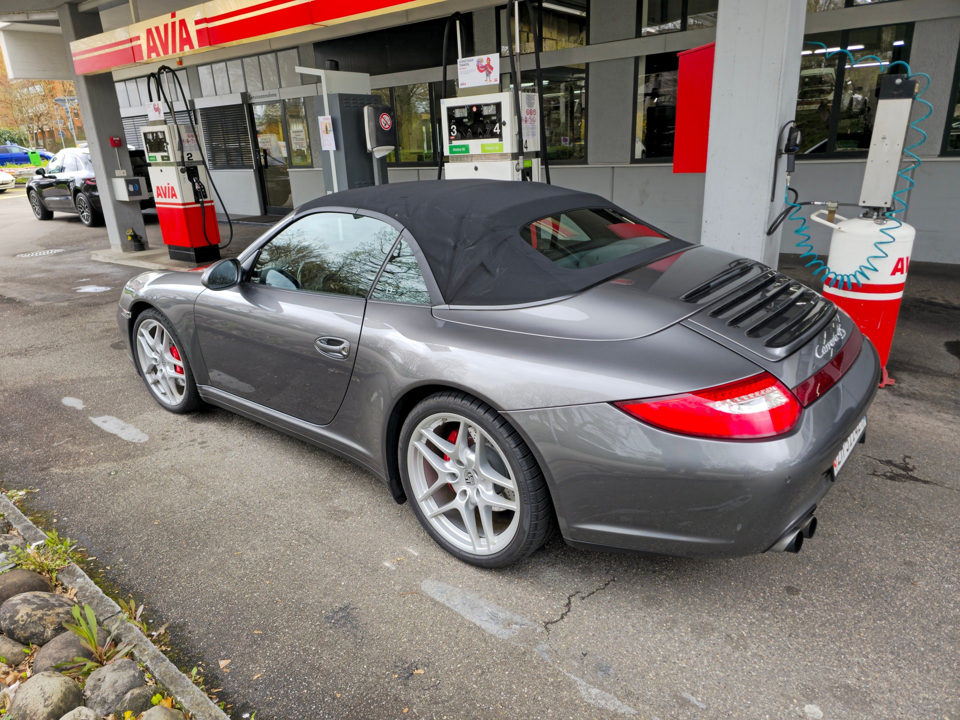 PORSCHE 4S-showroom-element-2