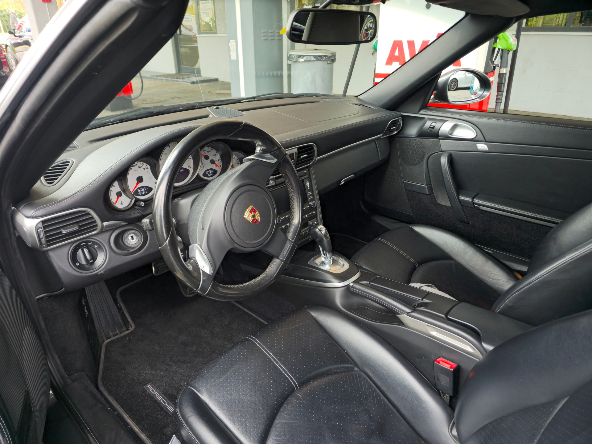 PORSCHE 4S-showroom-element-1