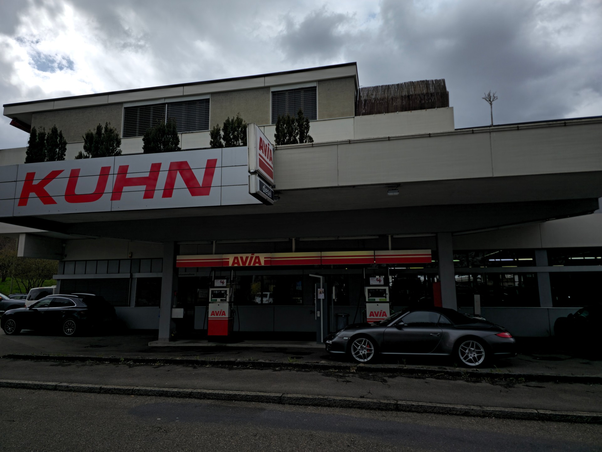 PORSCHE 4S-showroom-element-3