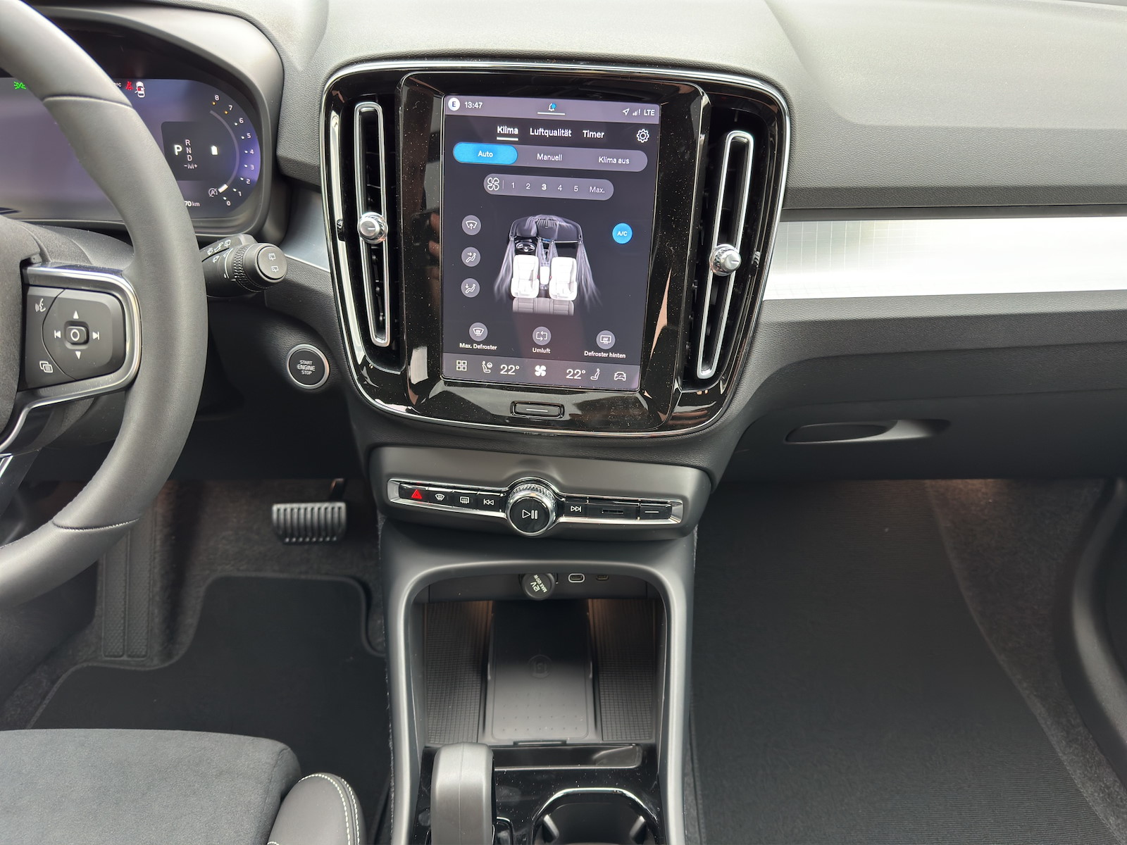 VOLVO XC40 2.0 B4 MH Black Edition-image-11