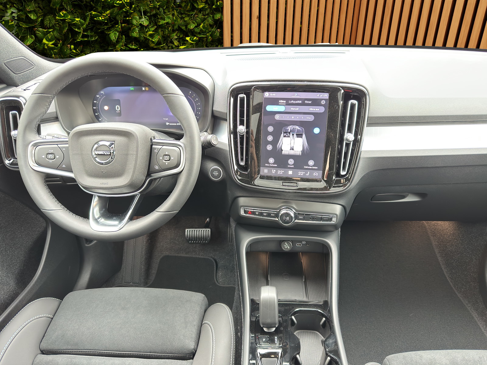 VOLVO XC40 2.0 B4 MH Black Edition-image-9