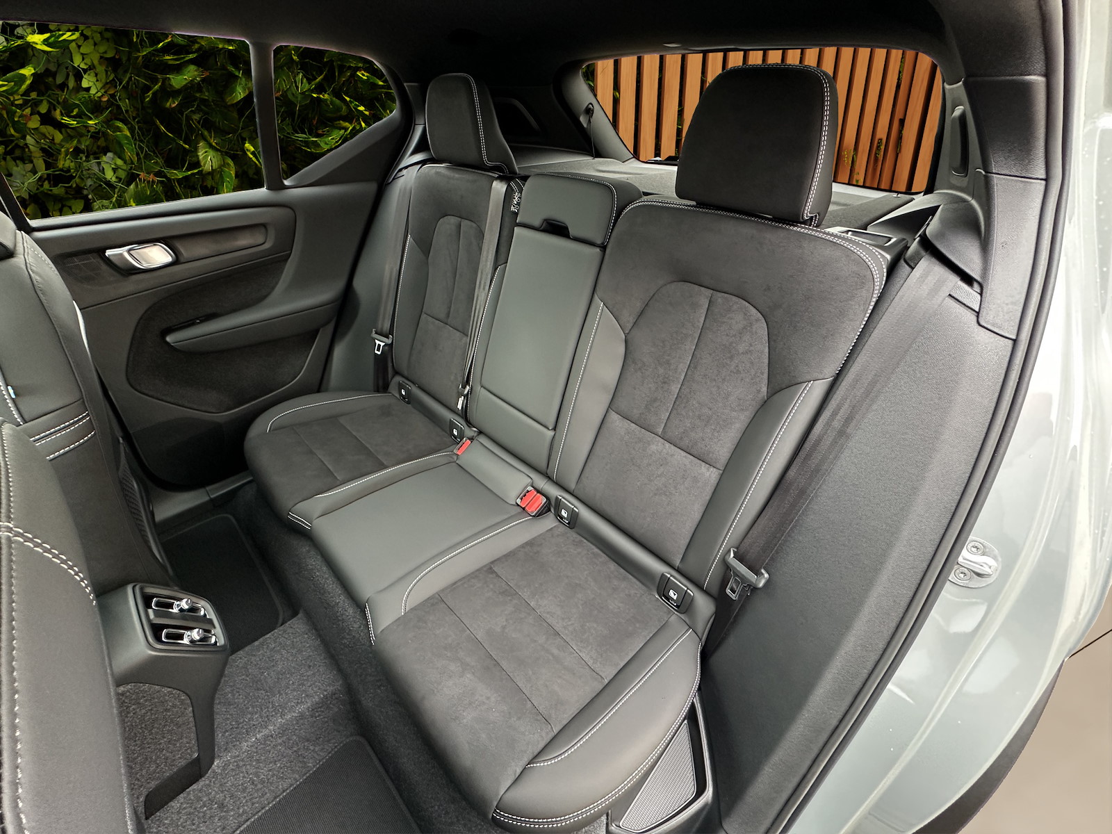 VOLVO XC40 2.0 B4 MH Black Edition-image-14