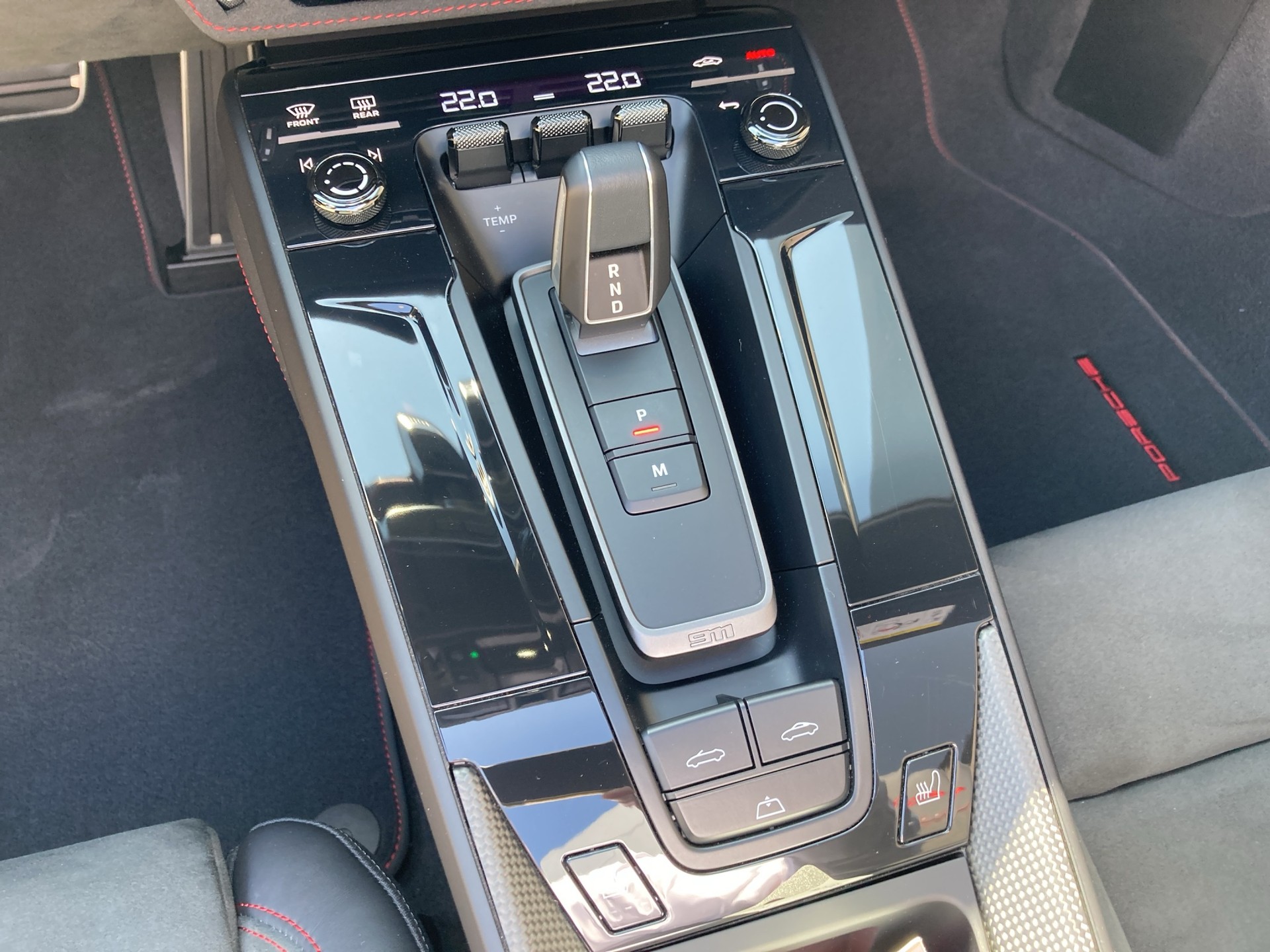 PORSCHE 911 Carrera 4 GTS Cabriolet-image-13