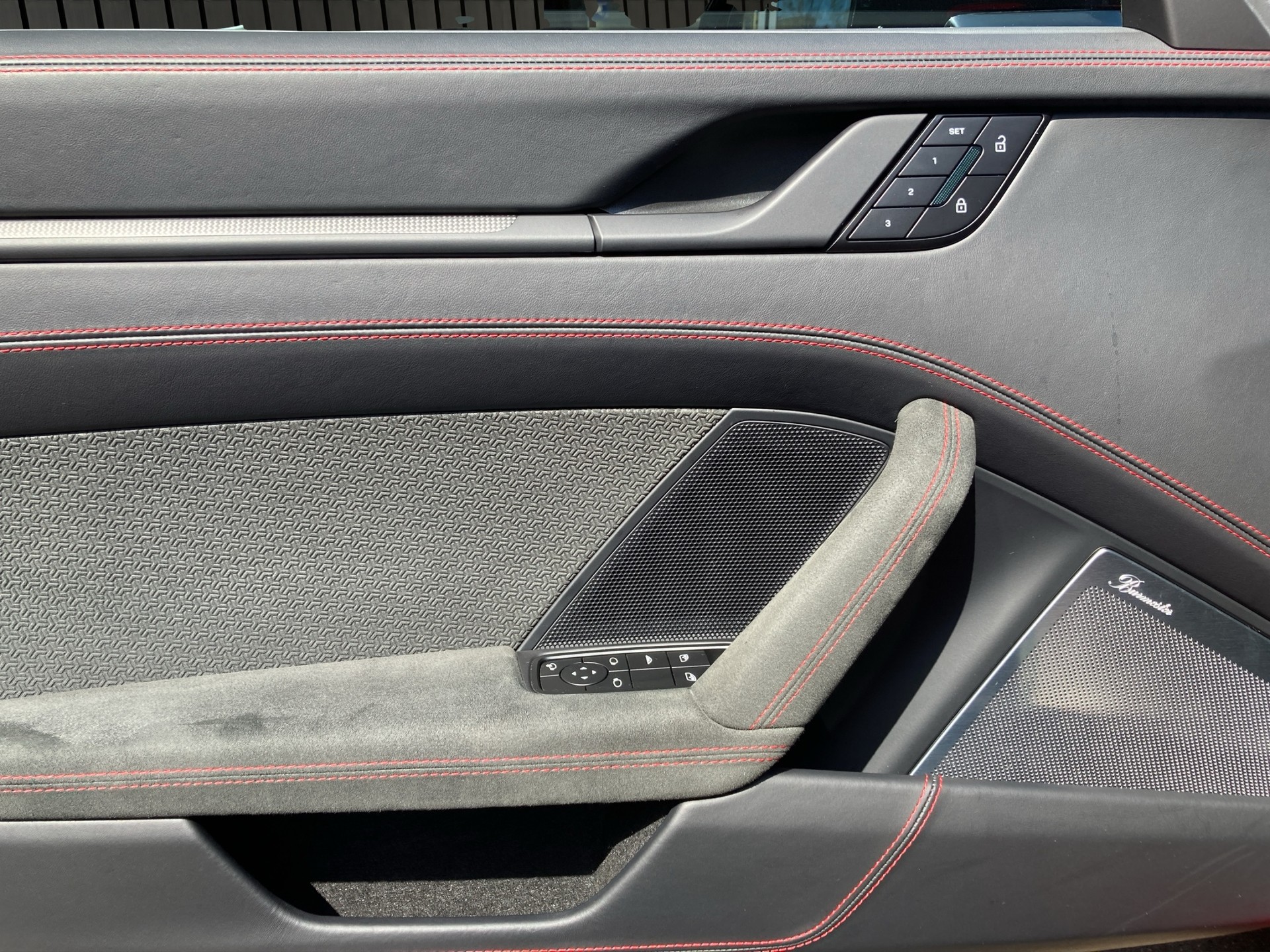 PORSCHE 911 Carrera 4 GTS Cabriolet-image-10
