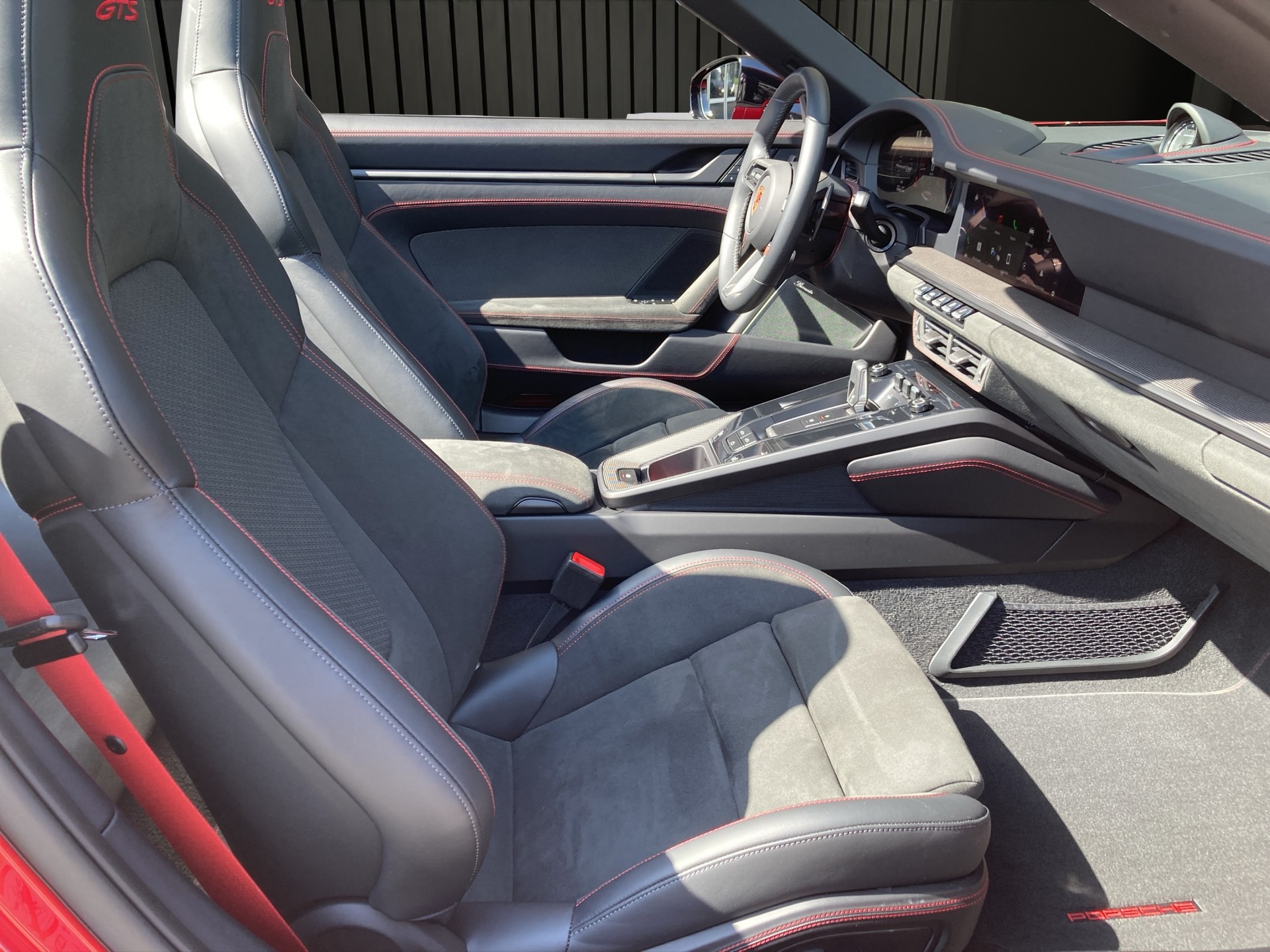 PORSCHE 911 Carrera 4 GTS Cabriolet-image-15
