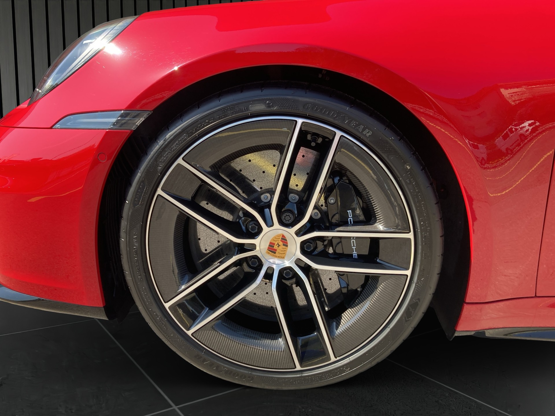 PORSCHE 911 Carrera 4 GTS Cabriolet-image-7