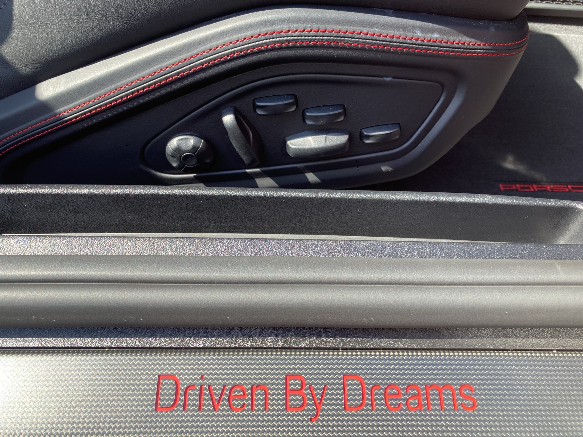 PORSCHE 911 Carrera 4 GTS Cabriolet-image-17