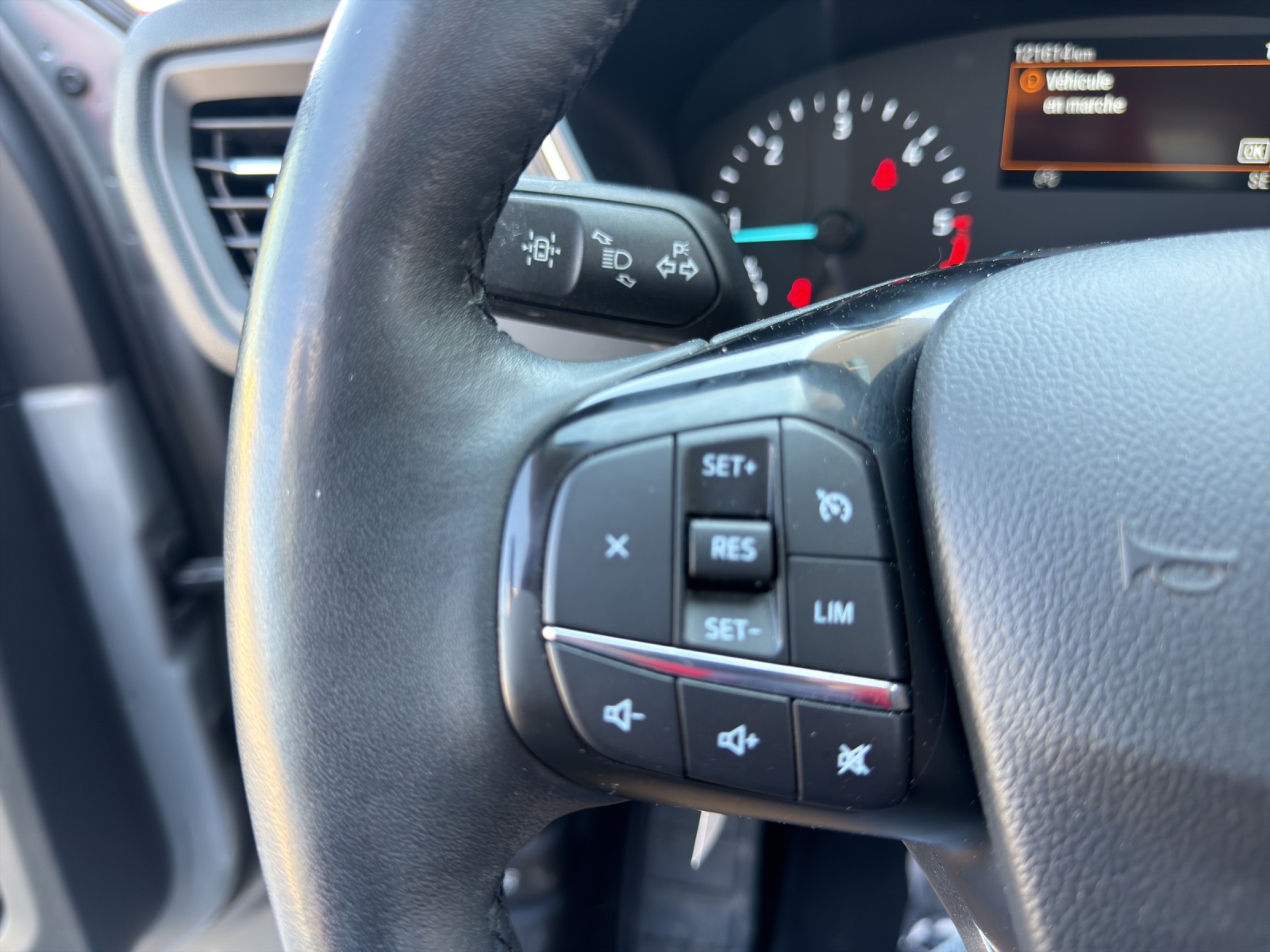 FORD Kuga 2.0 TDCi EcoBlue Cool & Connect 4WD-image-24