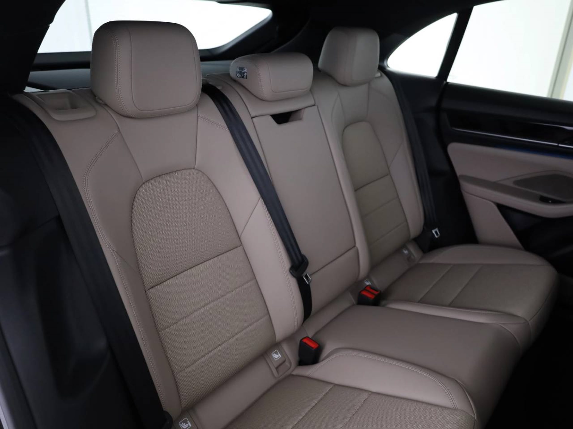 PORSCHE Macan 4-image-24