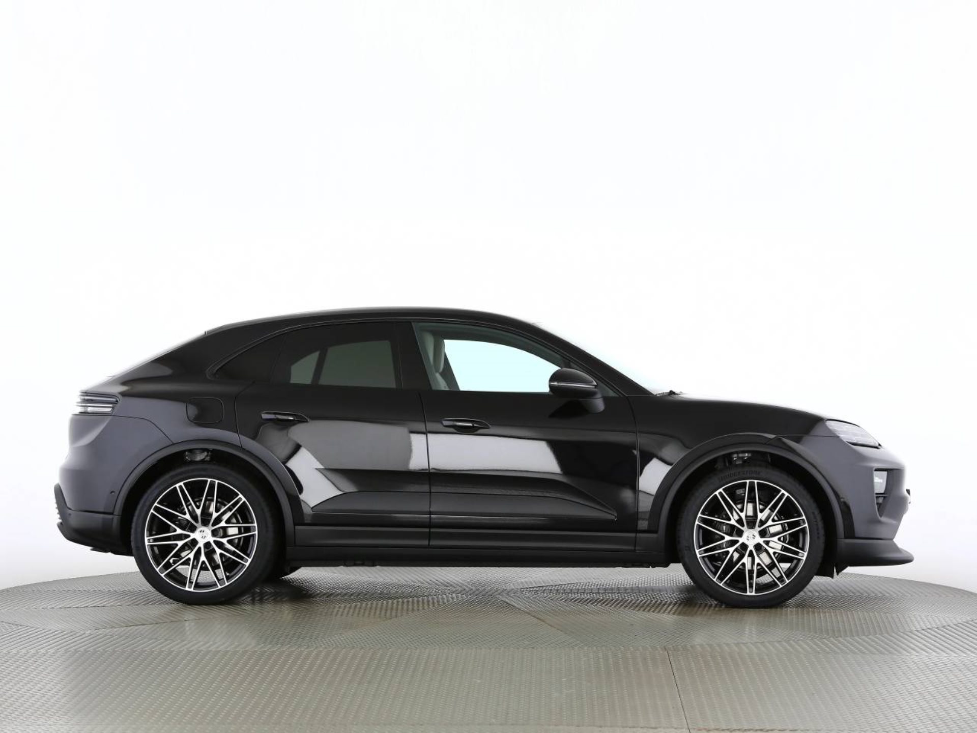 PORSCHE Macan 4-showroom-element-1