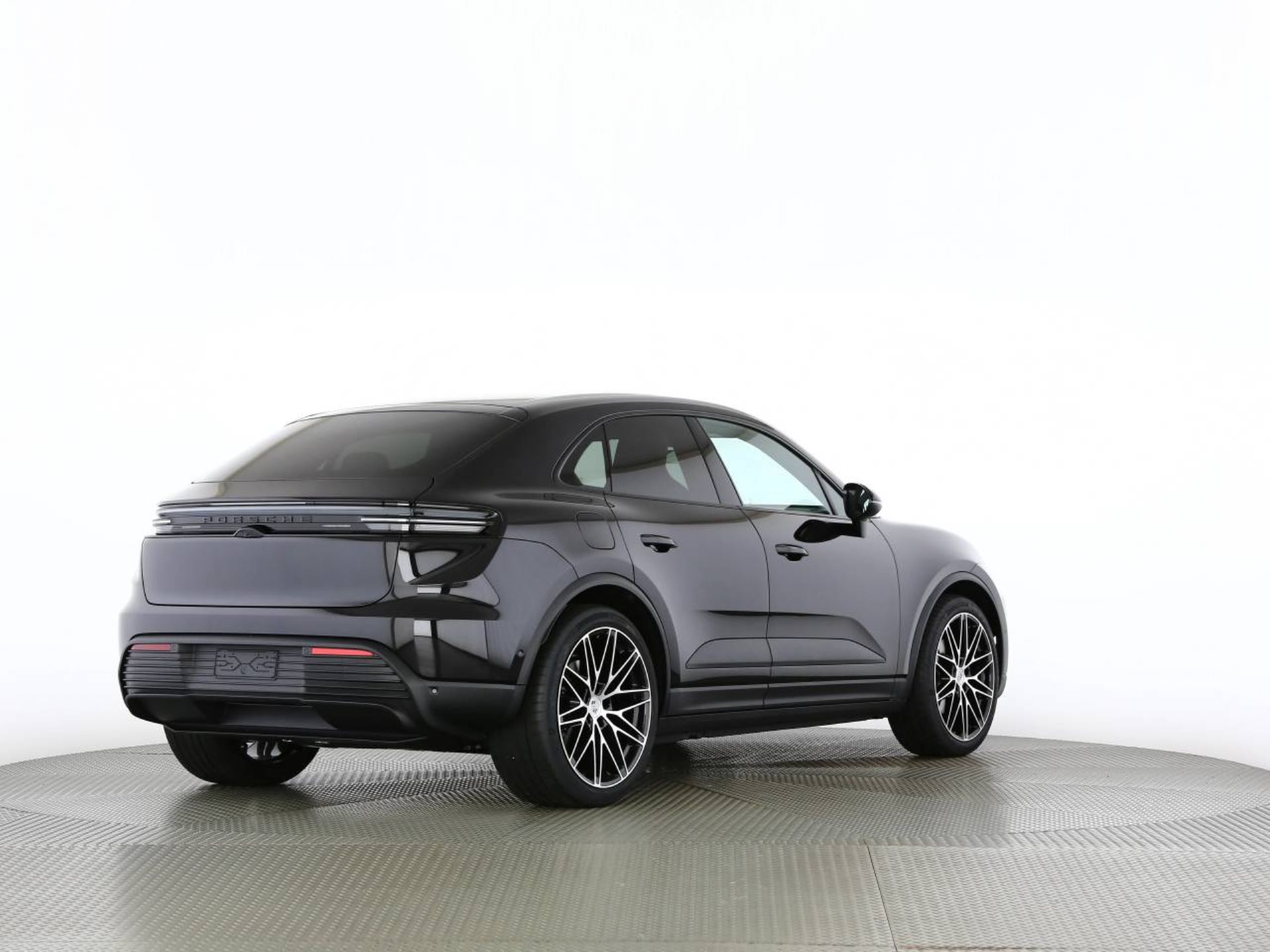 PORSCHE Macan 4-showroom-element-2