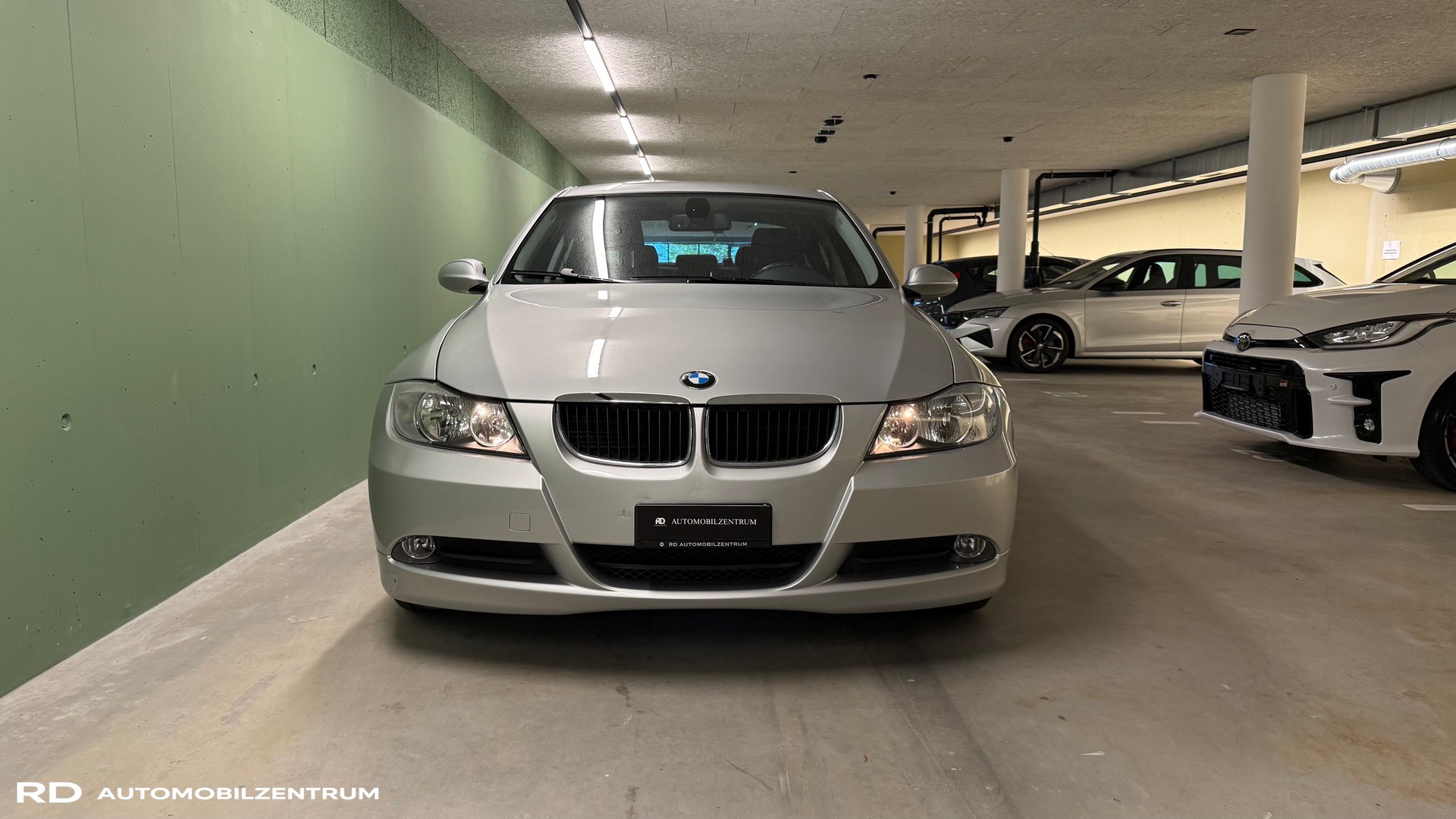 BMW 320i-image-11