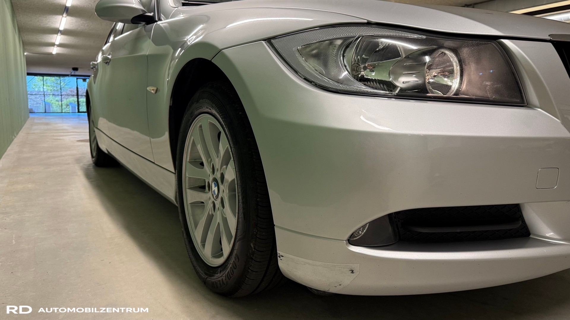 BMW 320i-image-13