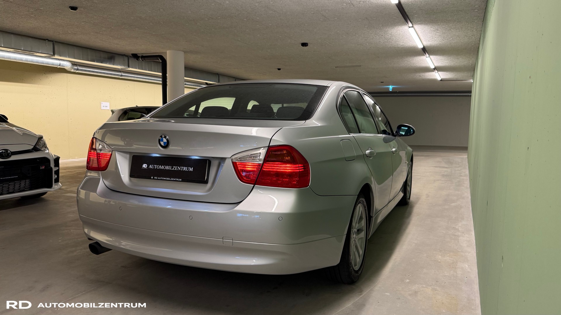 BMW 320i-image-10
