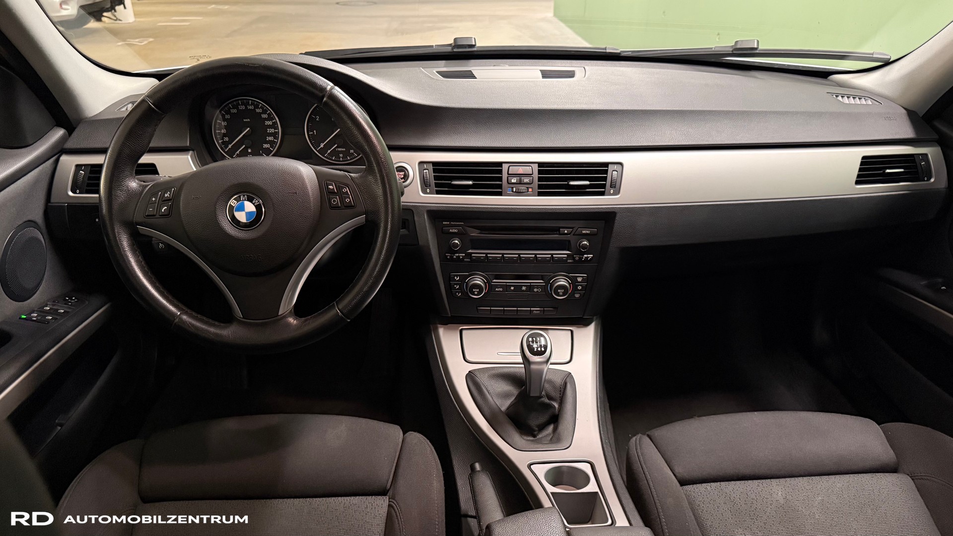 BMW 320i-image-7