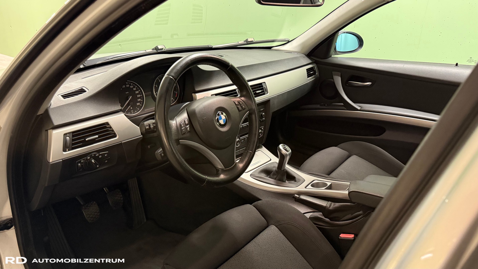 BMW 320i-image-5