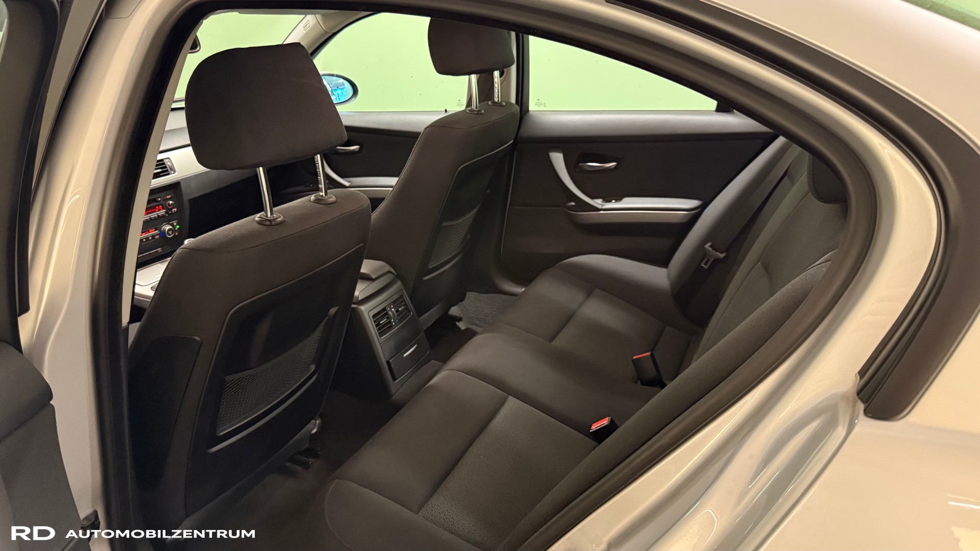 BMW 320i-image-8