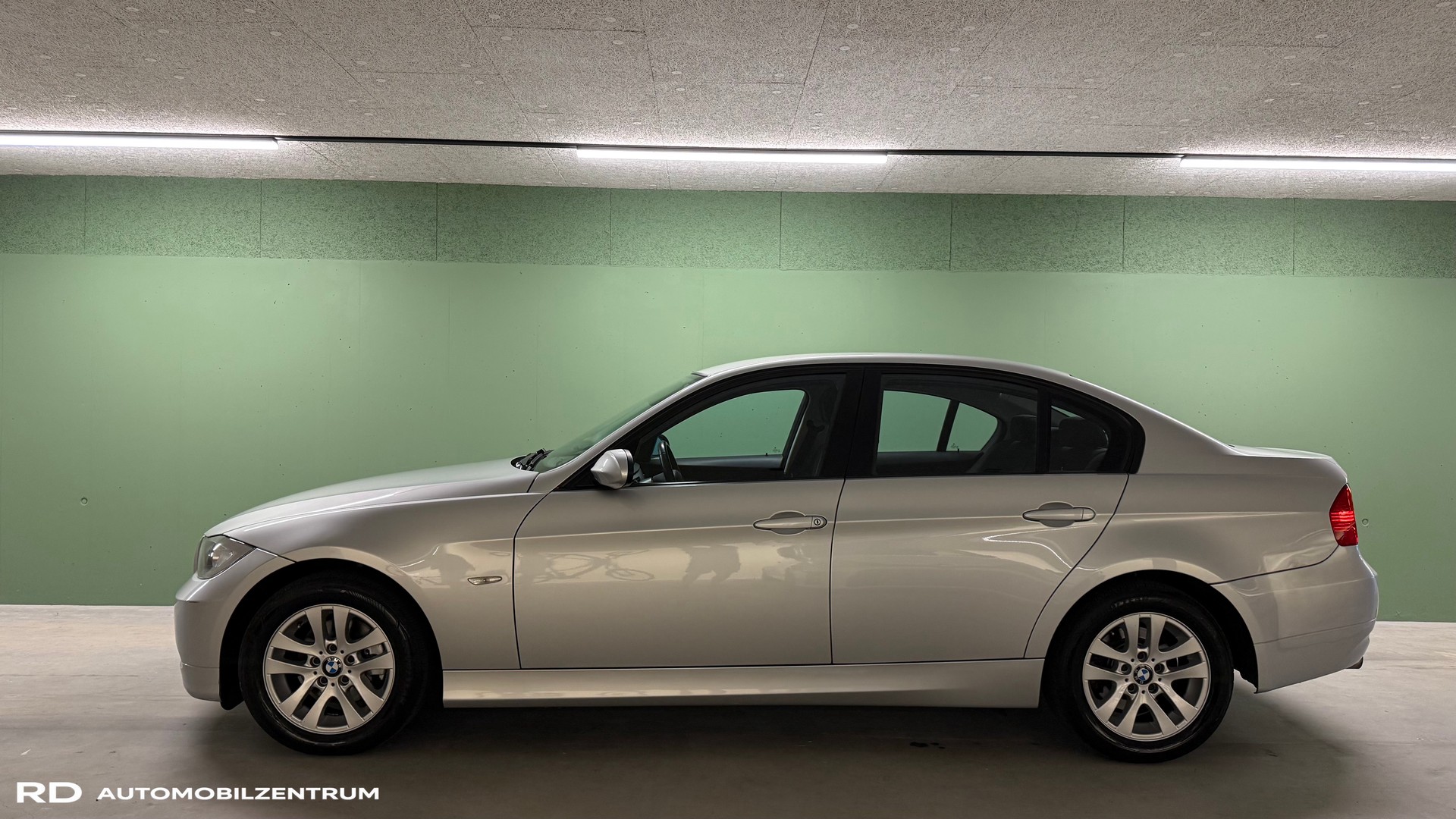 BMW 320i-image-1
