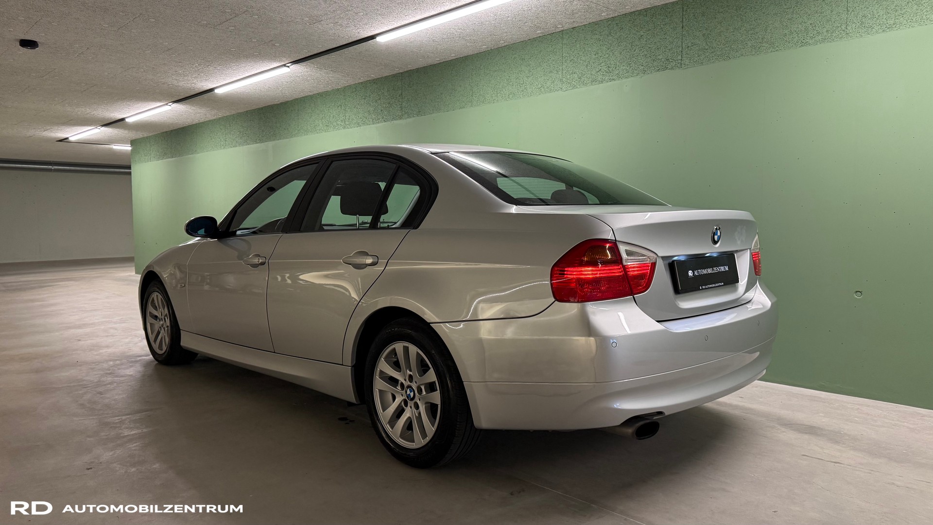BMW 320i-image-4