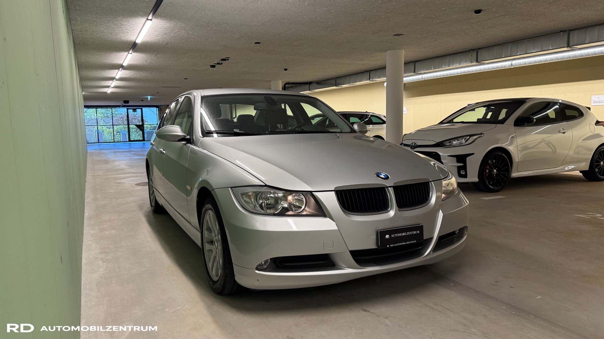 BMW 320i-image-12
