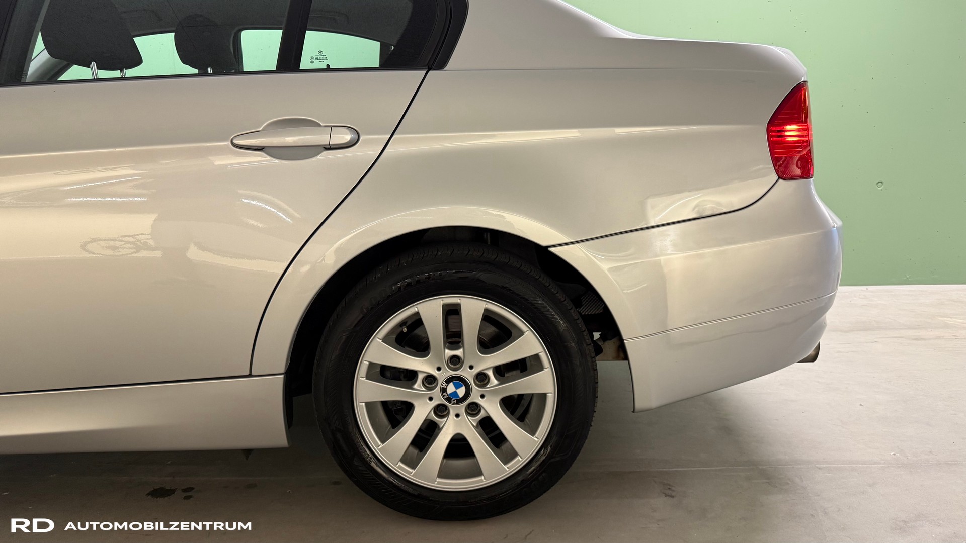 BMW 320i-image-3