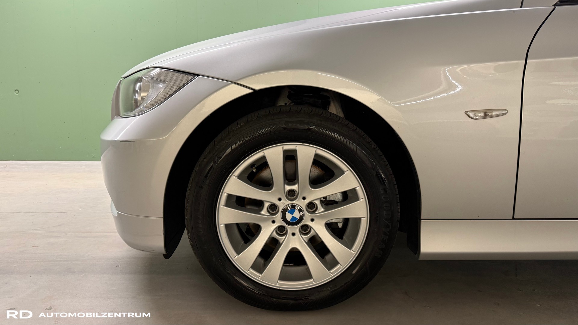 BMW 320i-image-2