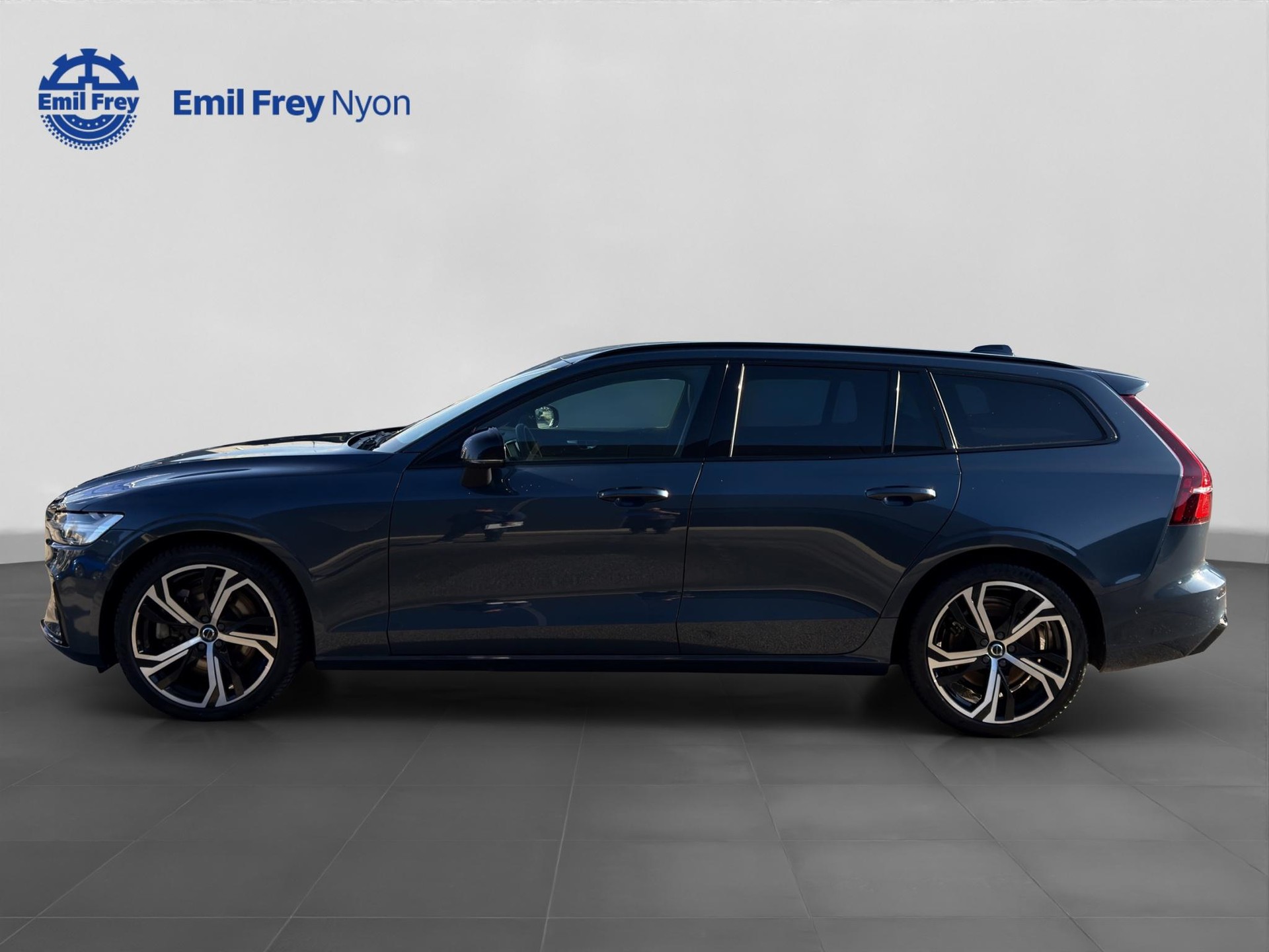 VOLVO V60 2.0 B5 Ultimate Dark AWD-showroom-element-2