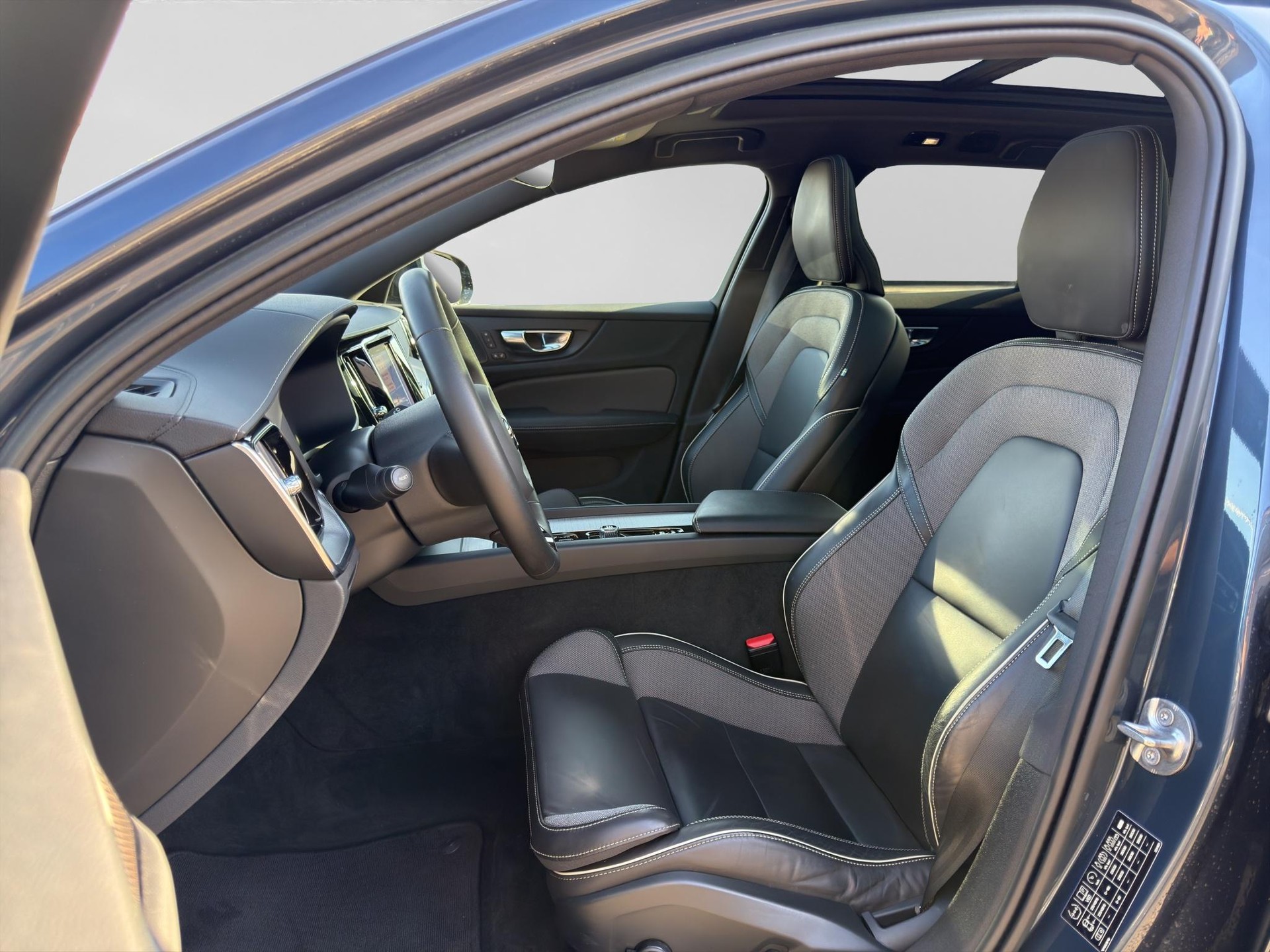 VOLVO V60 2.0 B5 Ultimate Dark AWD-showroom-element-1