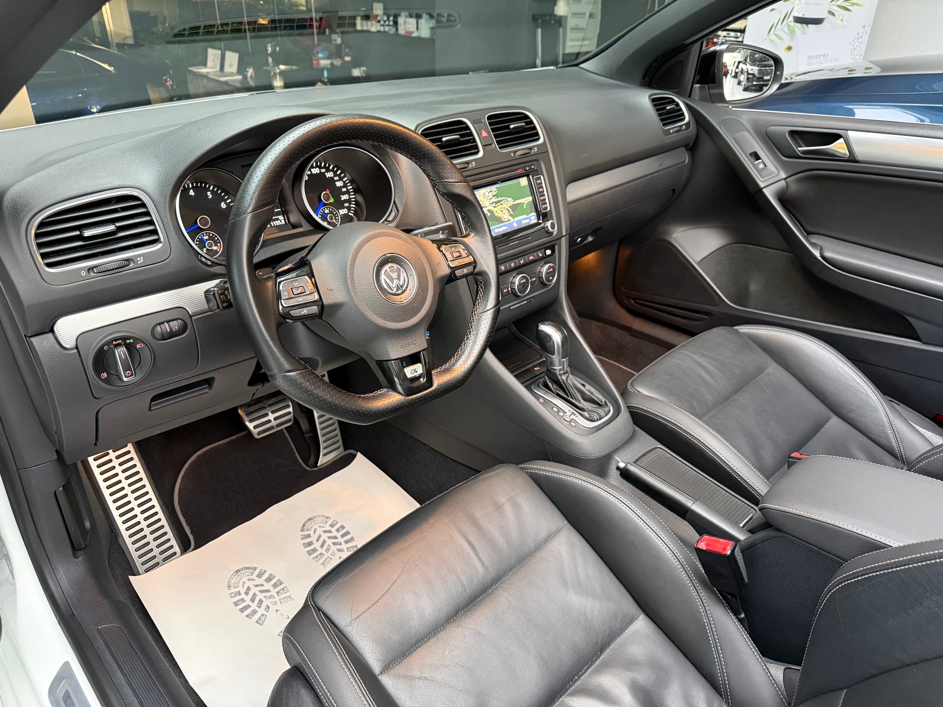 VW Golf Cabrio 2.0 TSI R DSG * WHITE *-image-9