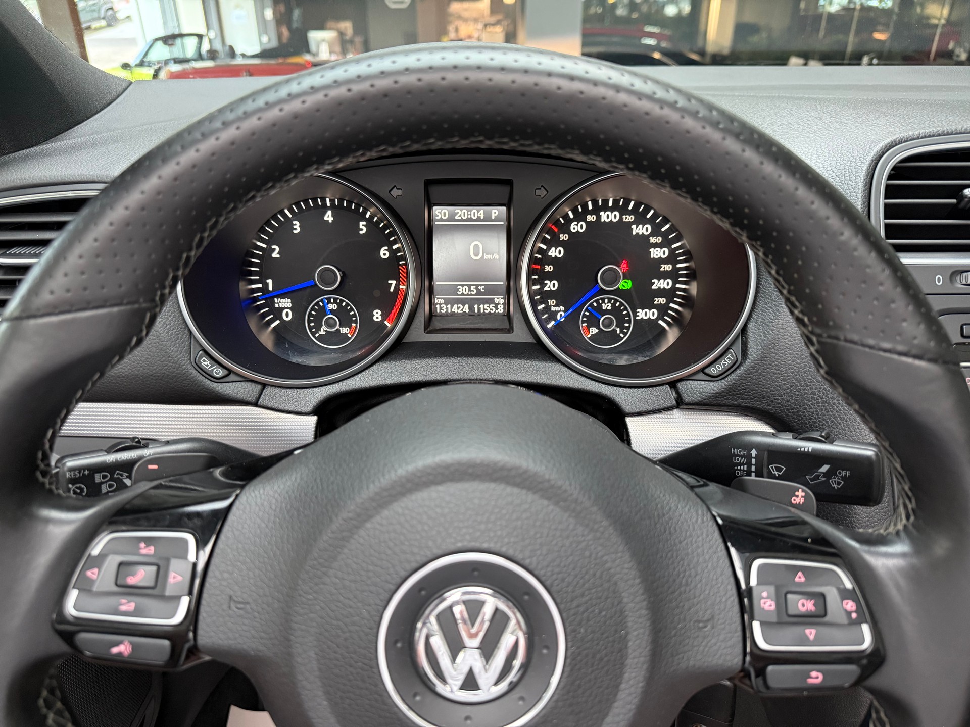 VW Golf Cabrio 2.0 TSI R DSG * WHITE *-image-11