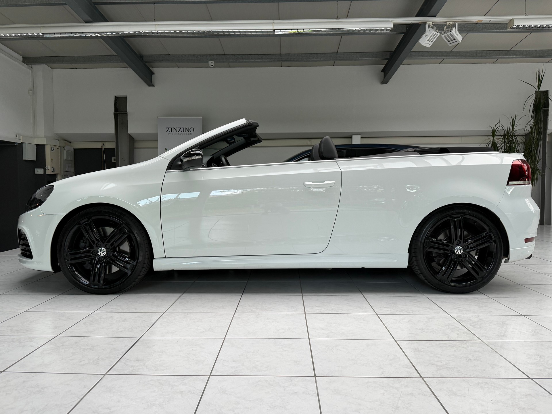 VW Golf Cabrio 2.0 TSI R DSG * WHITE *-image-1