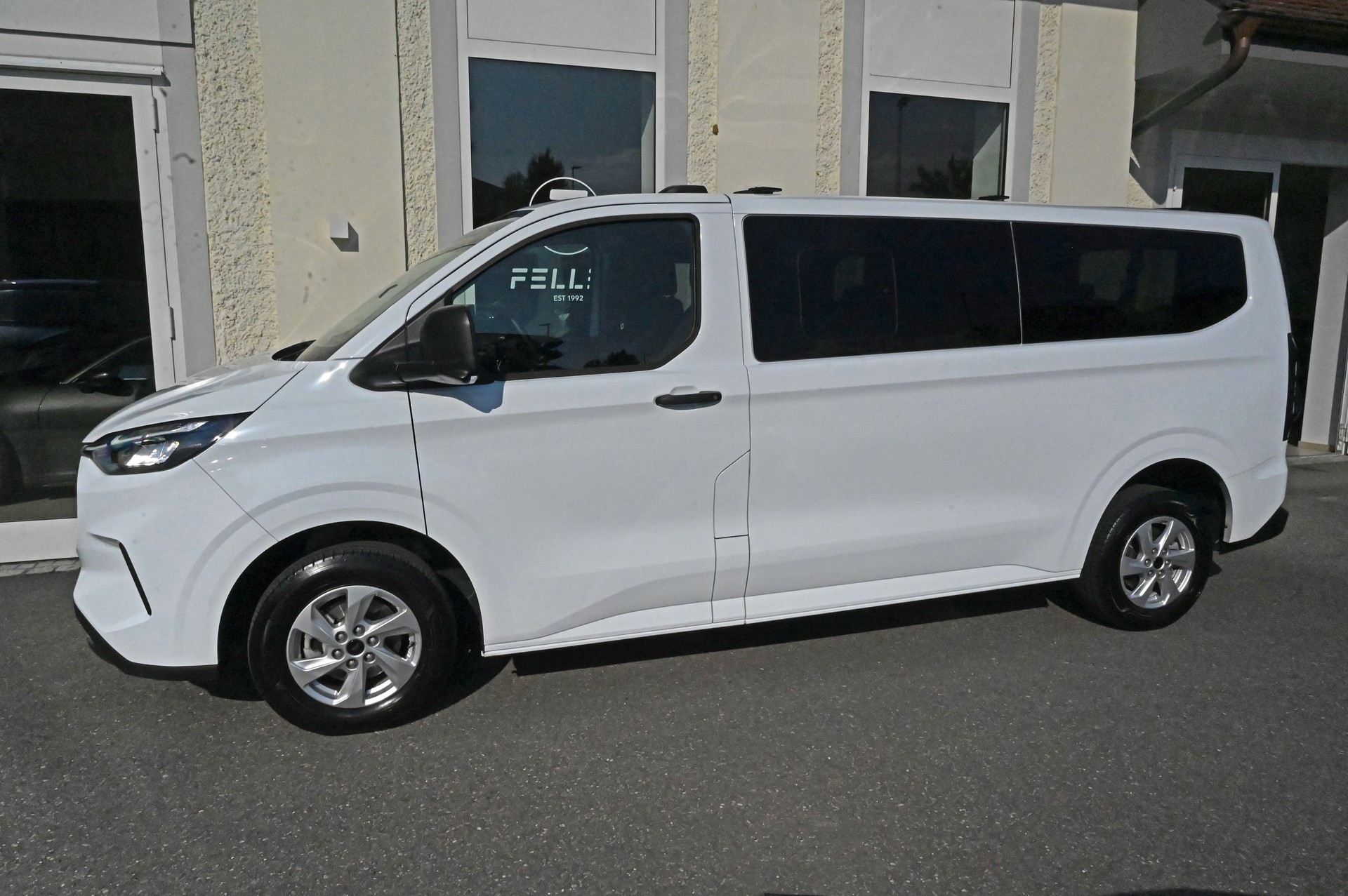 FORD Transit Custom Combi 320 L2H1 Trend Automat **AHK 3.5T**-image-5