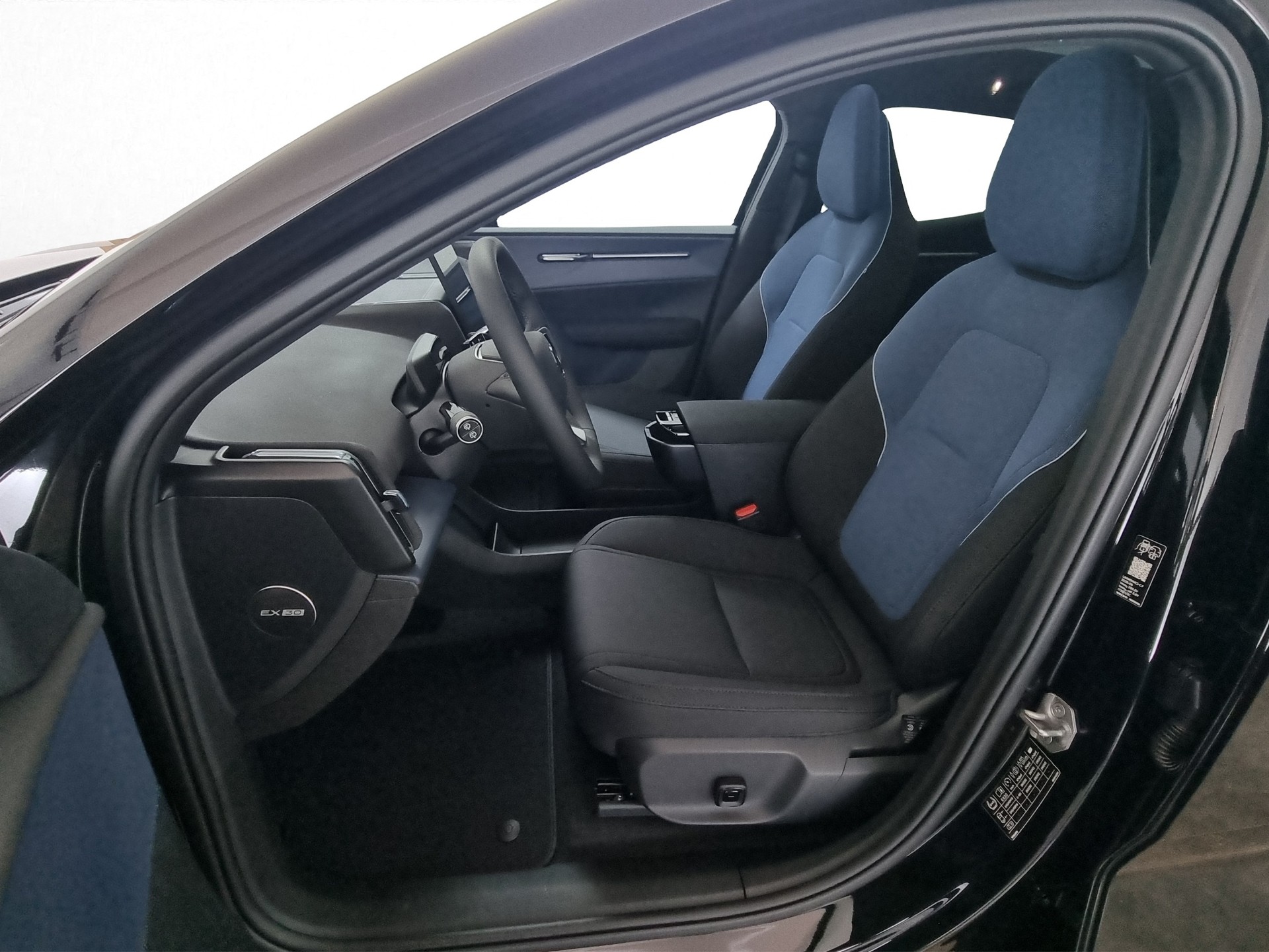 VOLVO EX 30 Twin Motor Performance Plus AWD-image-5