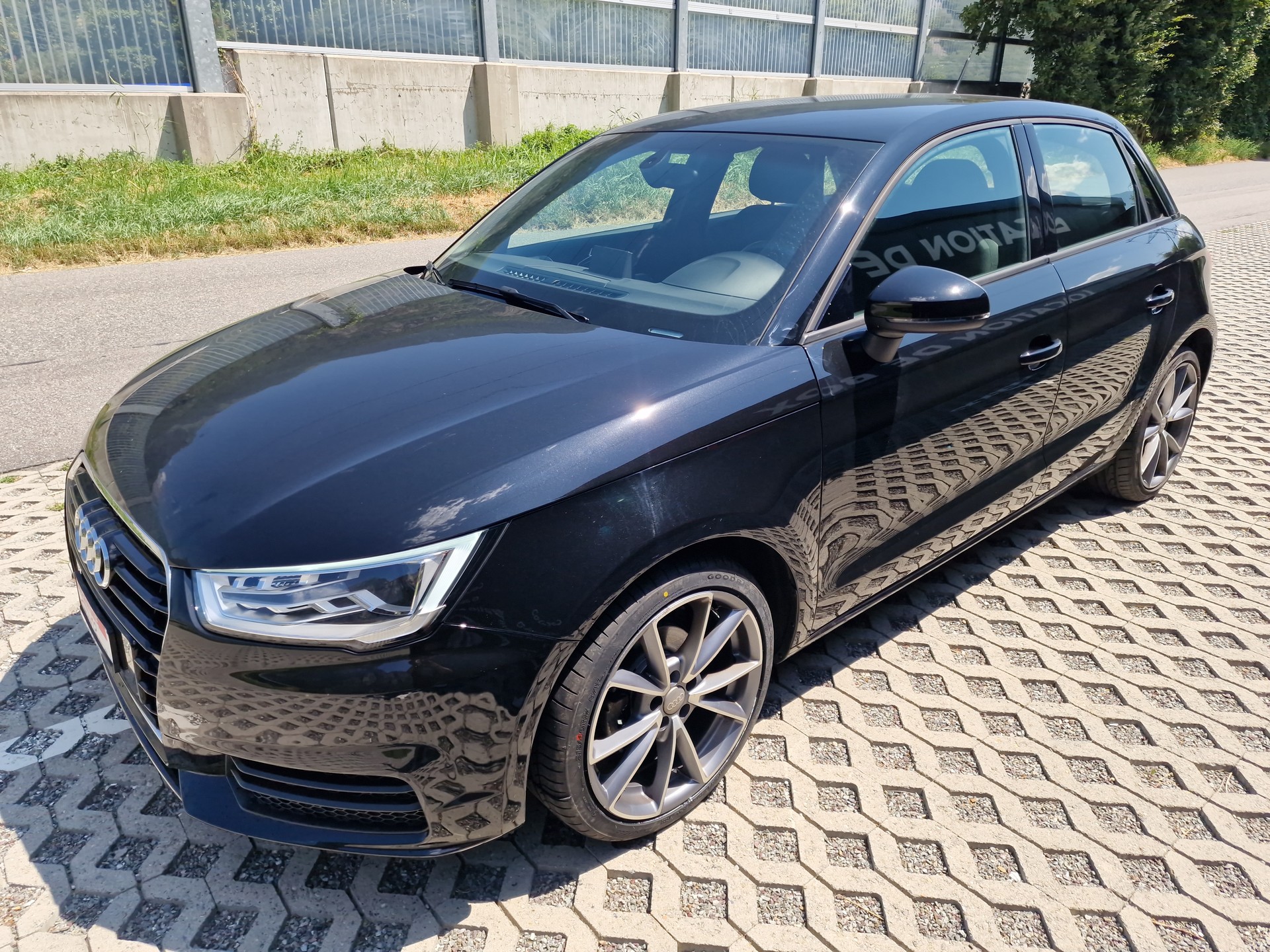 AUDI A1 Sportback 1.0 TFSI Design S-tronic-image-2