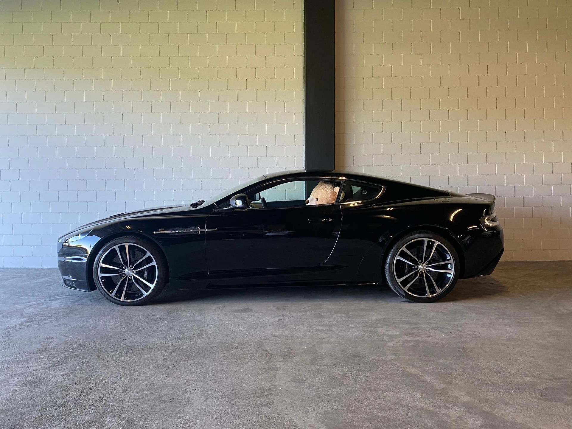 ASTON MARTIN DBS Coupé Touchtronic 2 "Carbon Black Edition"