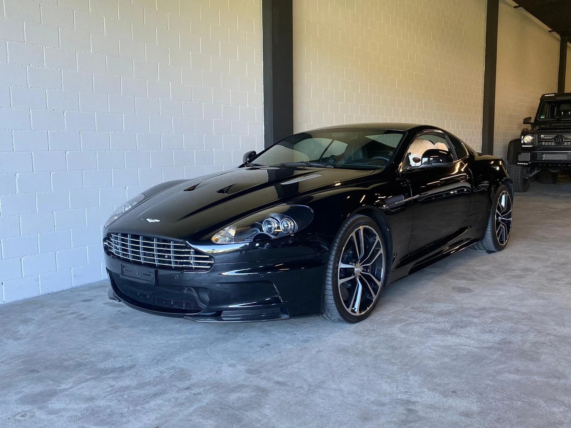 ASTON MARTIN DBS Coupé Touchtronic 2 "Carbon Black Edition"-showroom-element-1