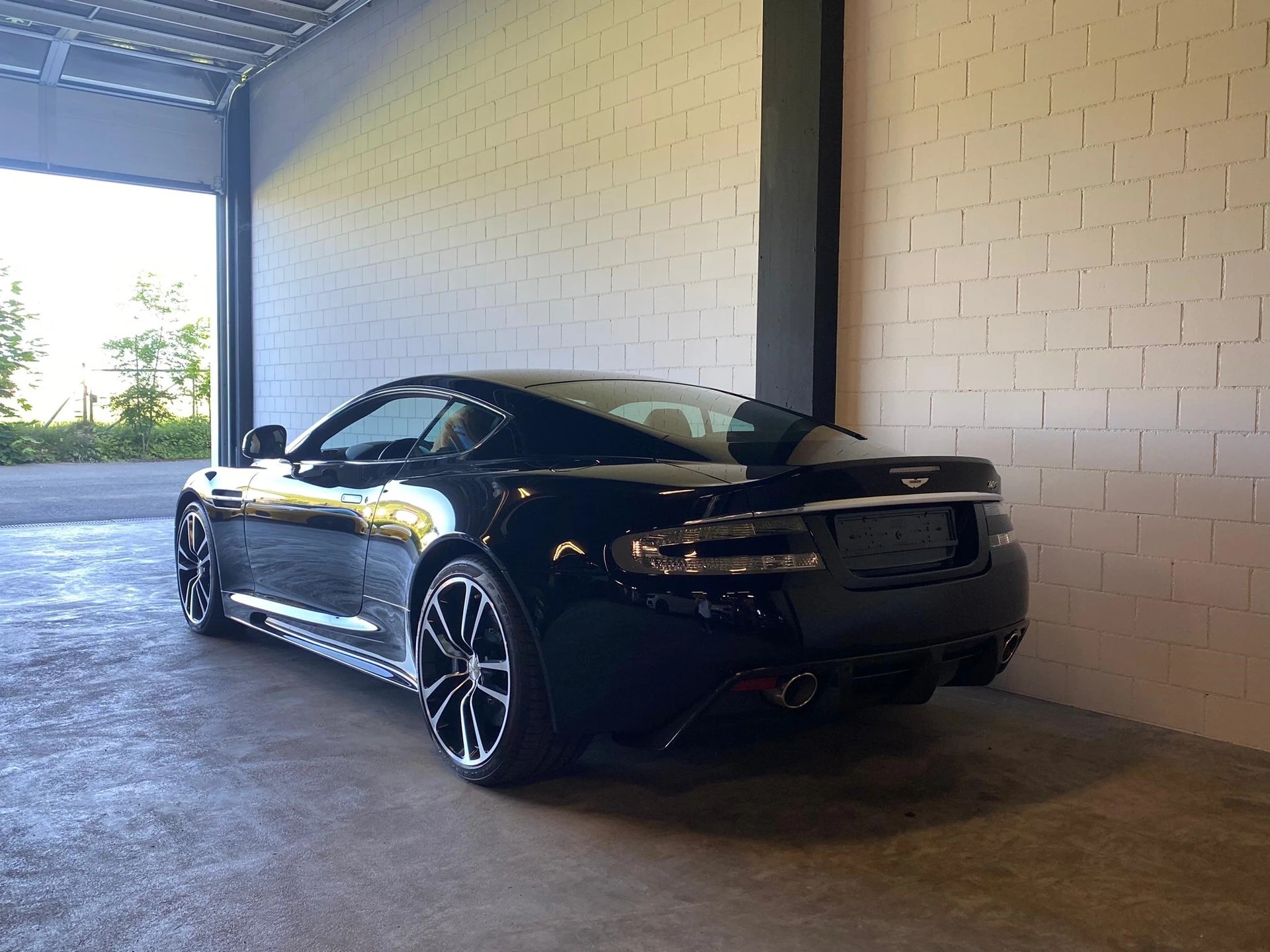 ASTON MARTIN DBS Coupé Touchtronic 2 "Carbon Black Edition"-showroom-element-2