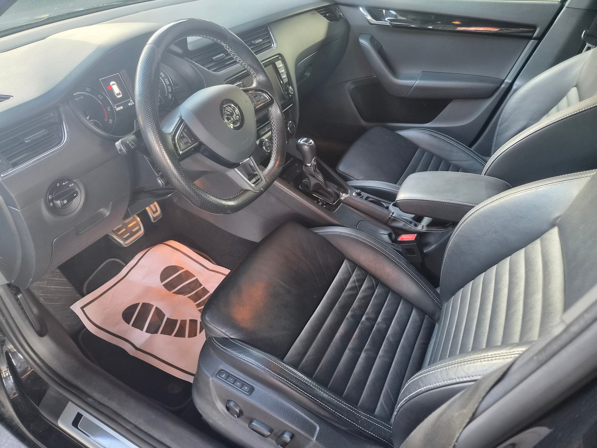 SKODA Octavia Combi 2.0 TSI RS 230 DSG-image-11