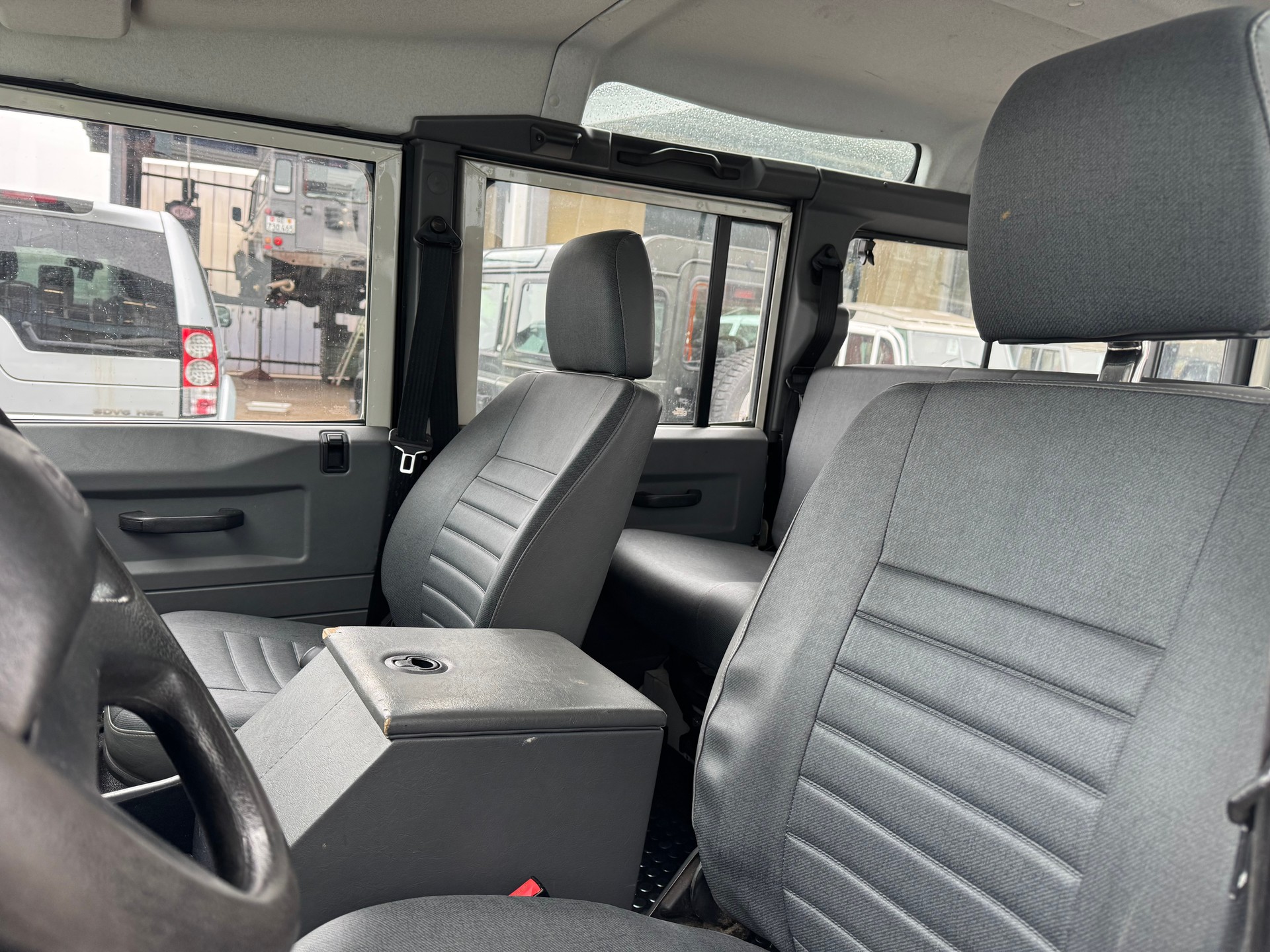 LAND ROVER Defender 110 SW 2.5 Td5-image-12