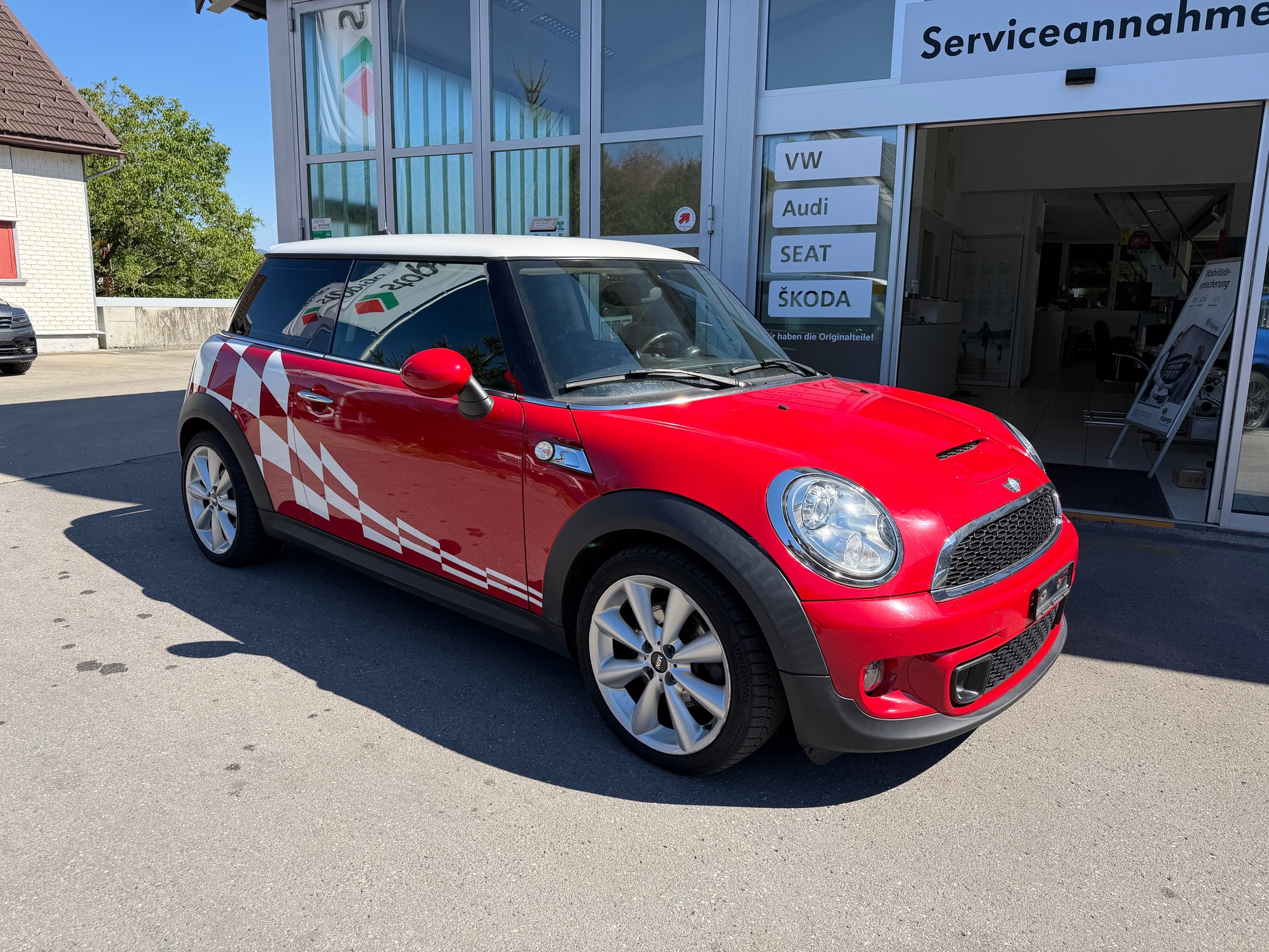 MINI Cooper S-showroom-element-1