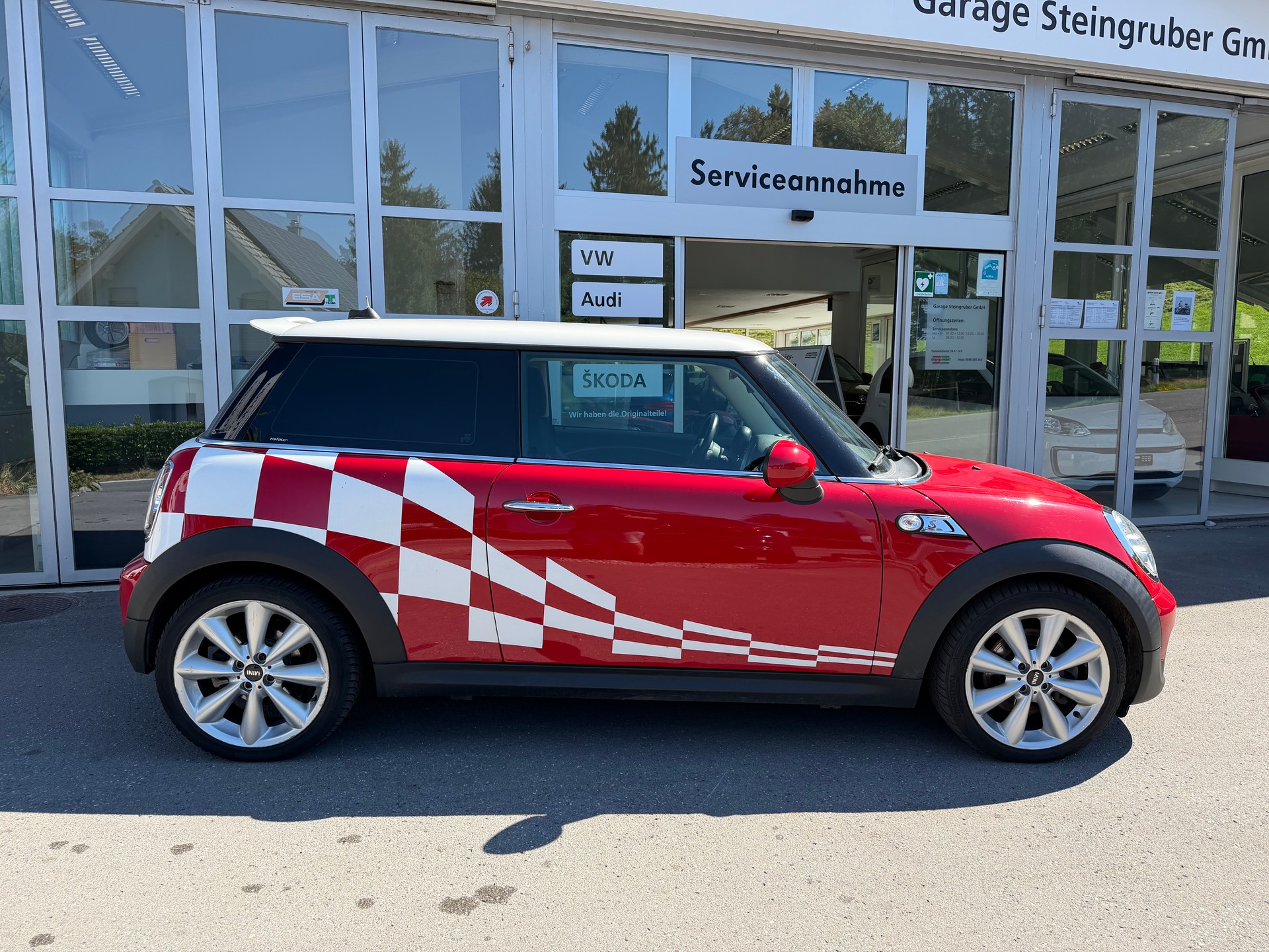 MINI Cooper S-showroom-element-2