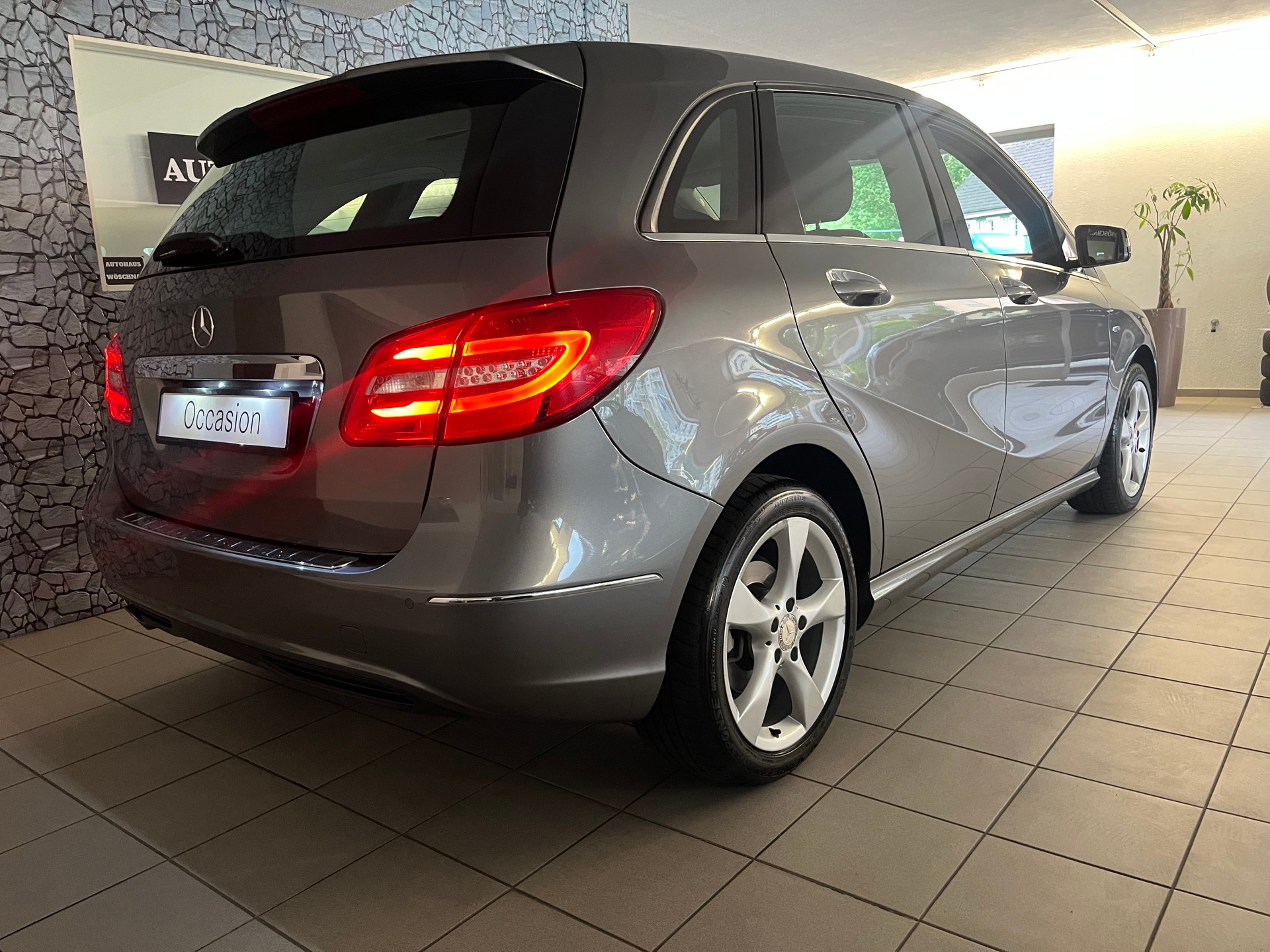 MERCEDES-BENZ B 180 7G-DCT-image-2